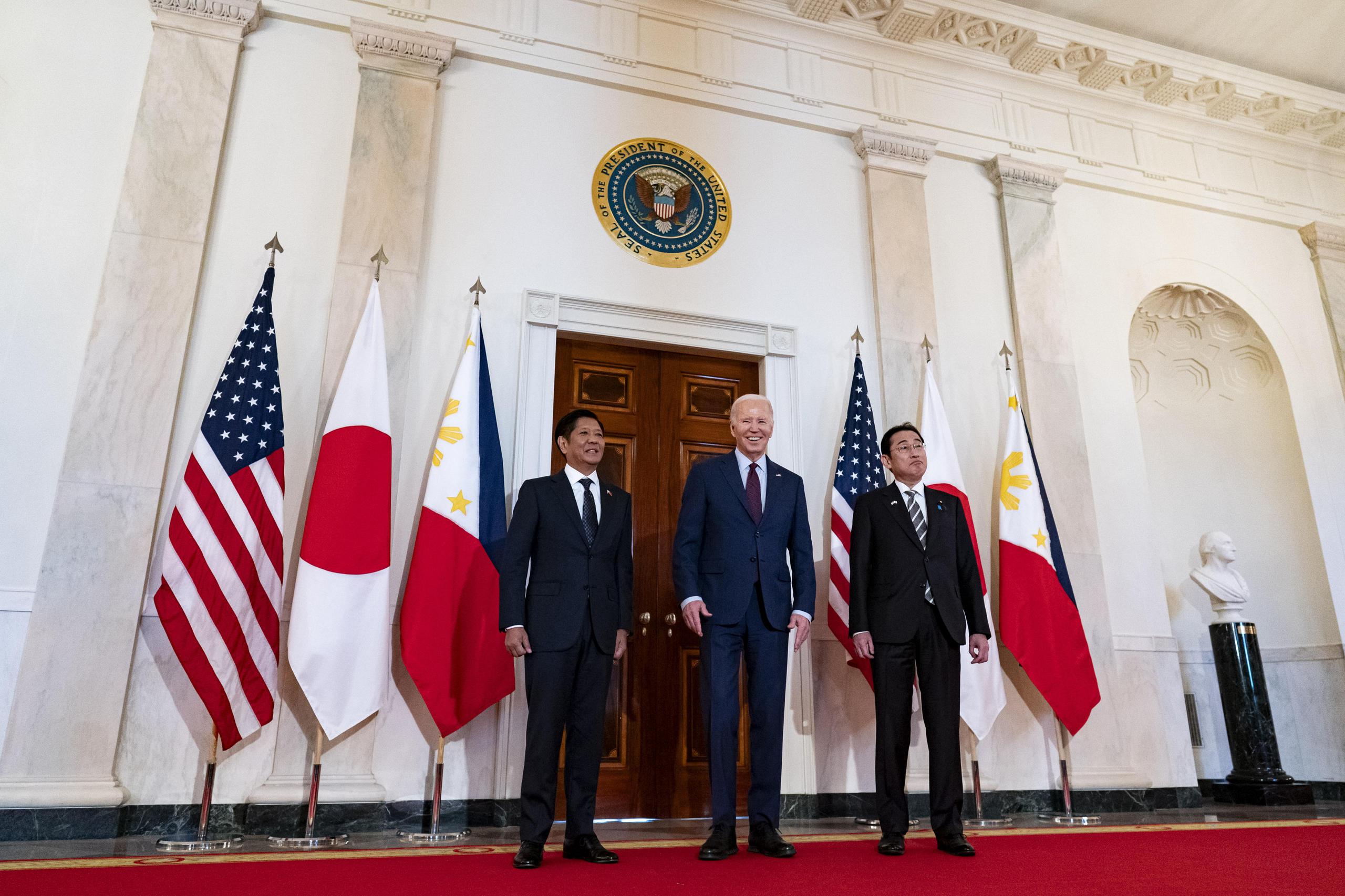 La cumbre entre los líderes de Filipinas, Japón y Estados Unidos, está centrada en el mar de China Meridional, donde Manila mantiene disputas de soberanía con Pekín.