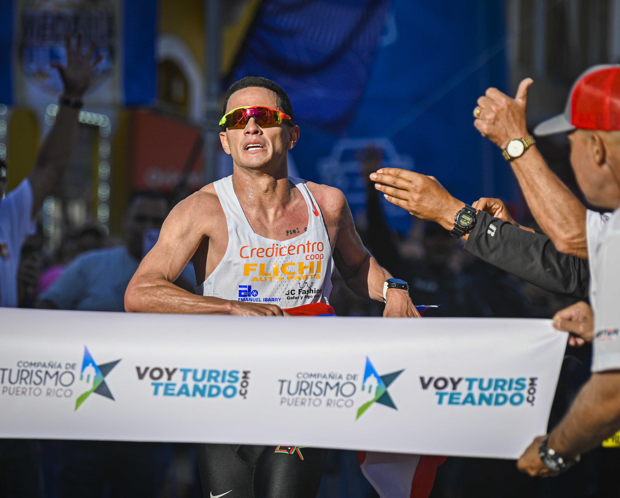 El orocoveño Alexander Torres llega a la meta en el medio maratón San Blas celebrado en Coamo