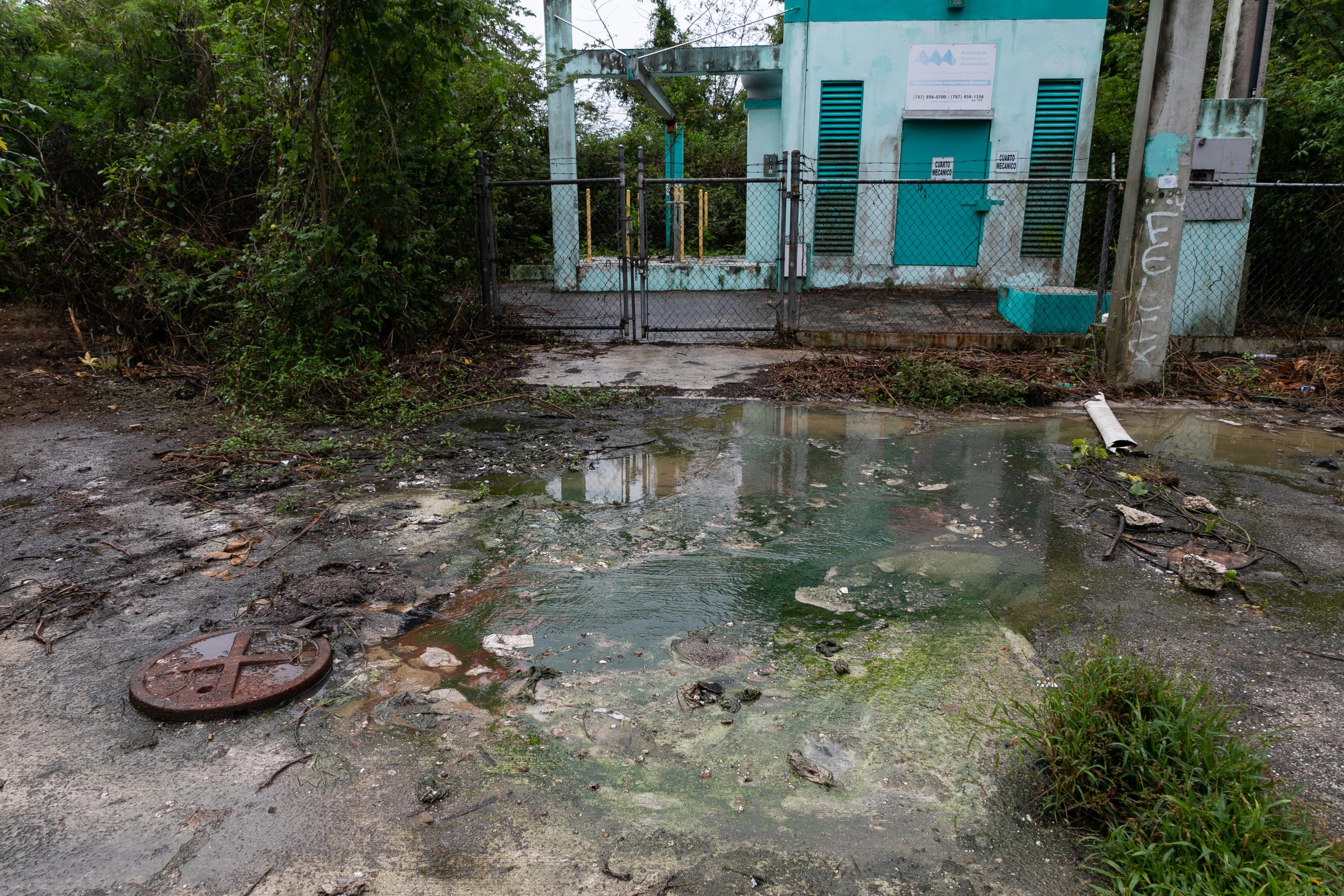 Las descargas de aguas sanitarias no tratadas a través de una estación de bombeo sin el permiso correspondiente constituyen una violación de la Ley Federal de Agua Limpia.