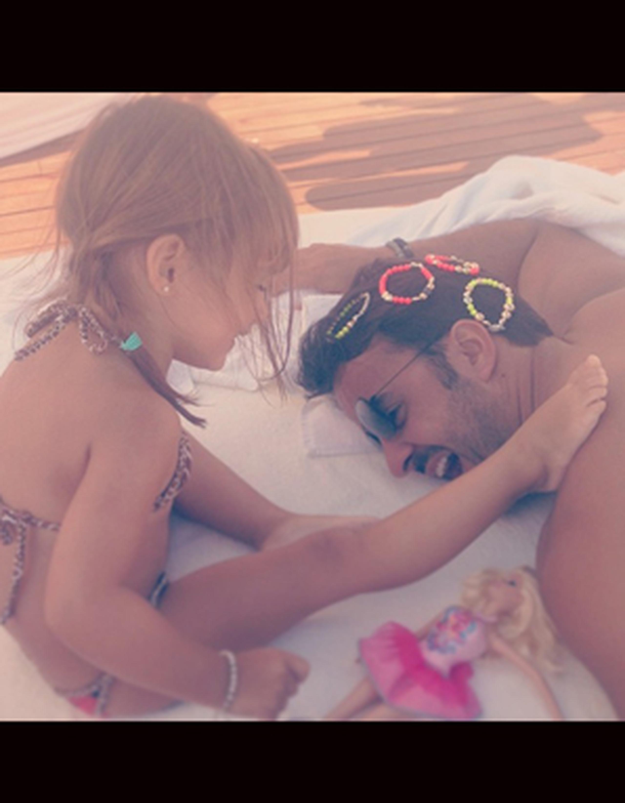 Fonsi contó recientemente que cuando está con su hija, Mikaela, se la pasan jugando: “Yo hago mis payasadas y ella disfruta muchísimo”. (Instagram)