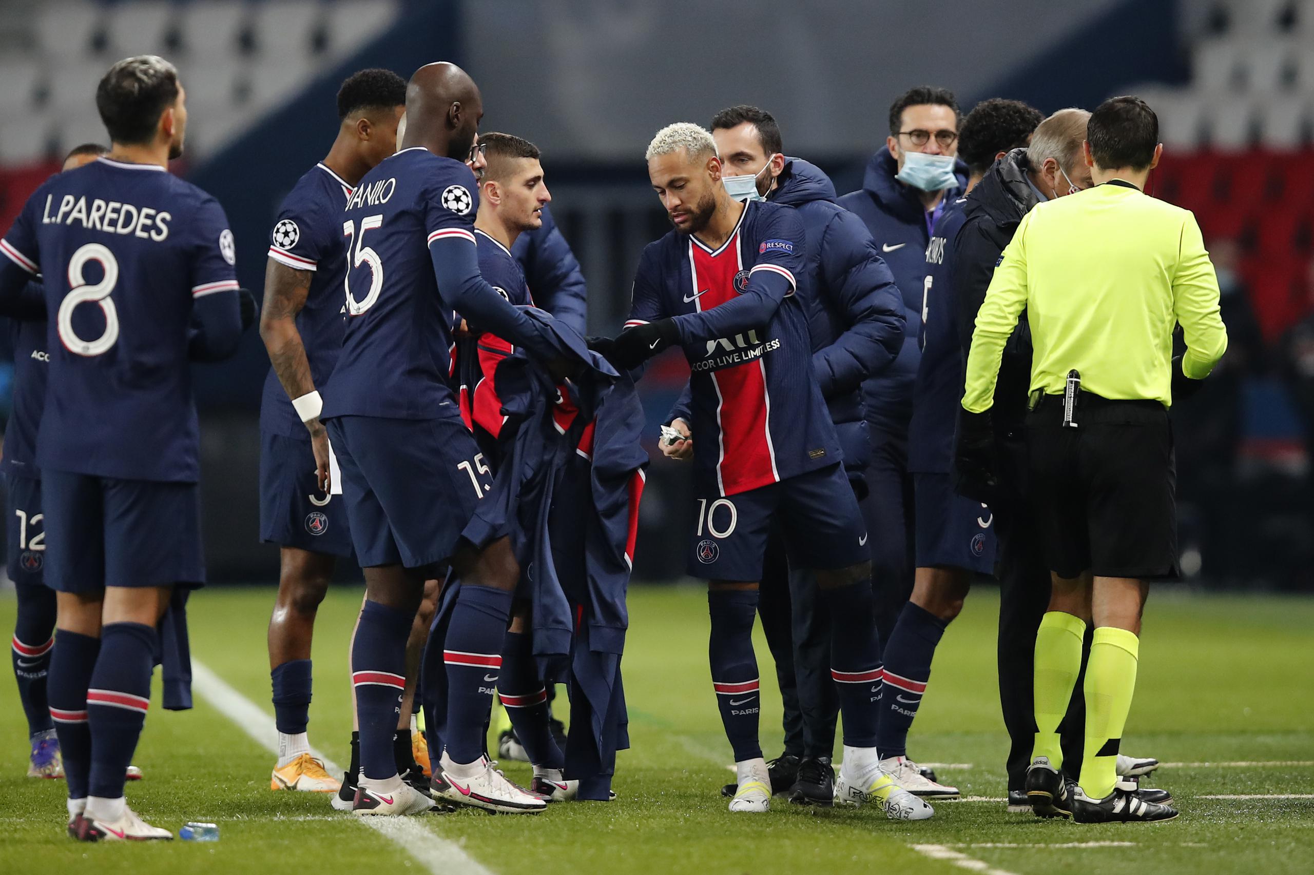 Jugadores de ambos equipos, el Paris Saint Germain y el Basaksehir de Istambul, abandonaban el terreno del estadio Parc des Princes en París, donde se celebrara el partido correspondiente al grupo H de la Champions League.
