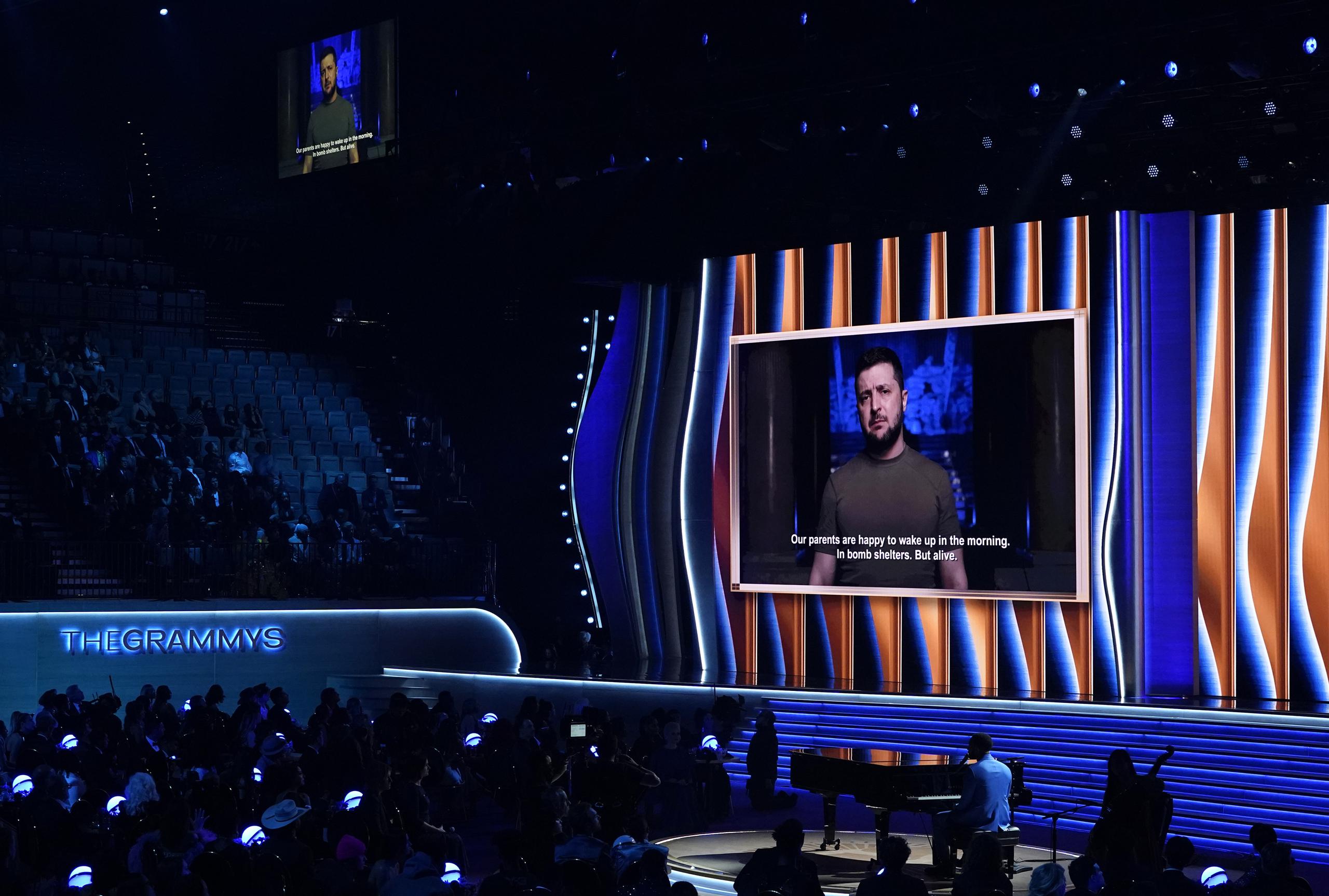 El presidente ucraniano Volodymyr Zelenskyy, en la pantalla, envía un mensaje transmitido durante la ceremonia de los premios Grammy.