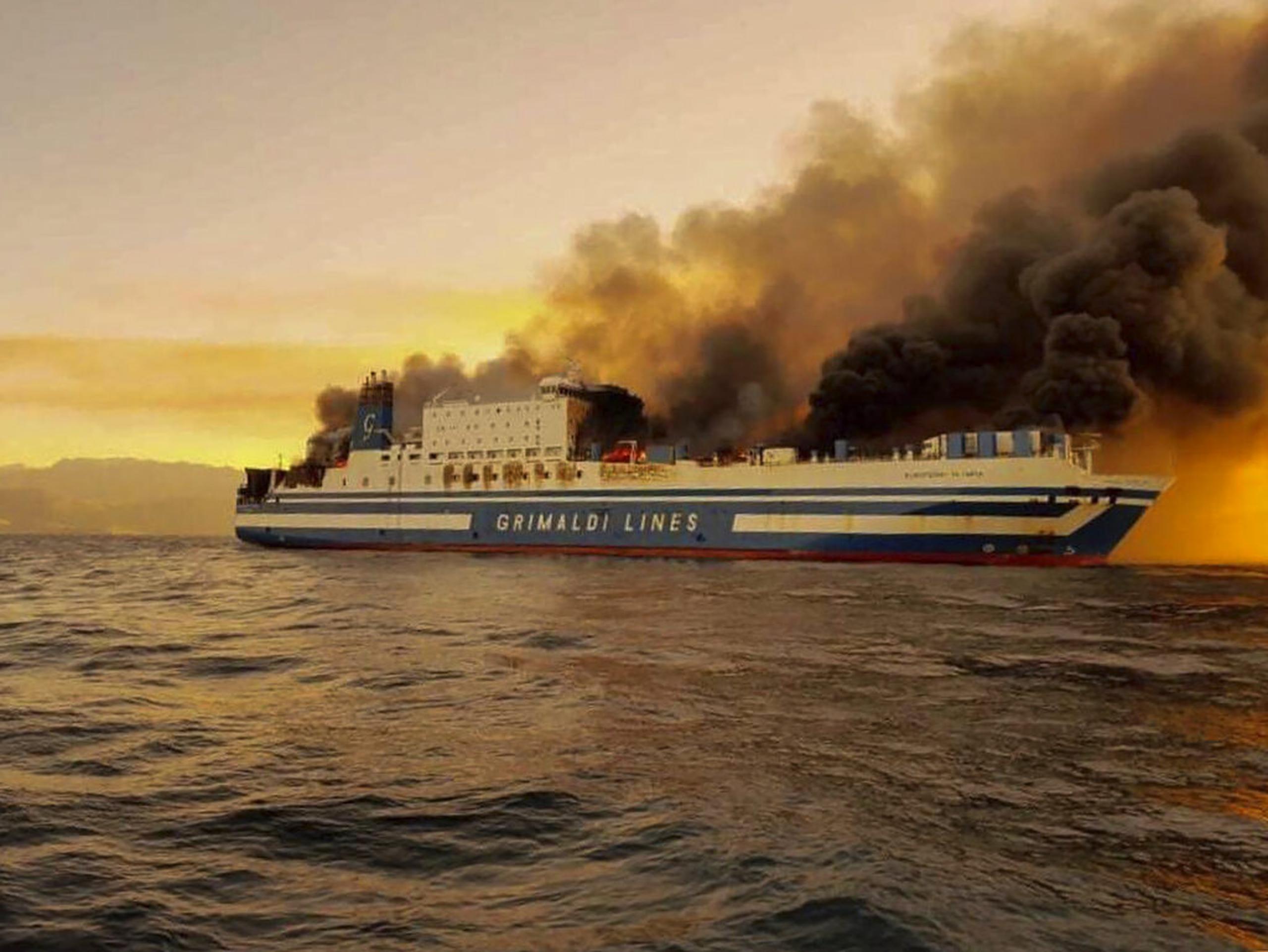 Un ferri se incendia en el Mar Jónico cerca de la isla de Corfu, Grecia, el 18 de febrero de 2022.