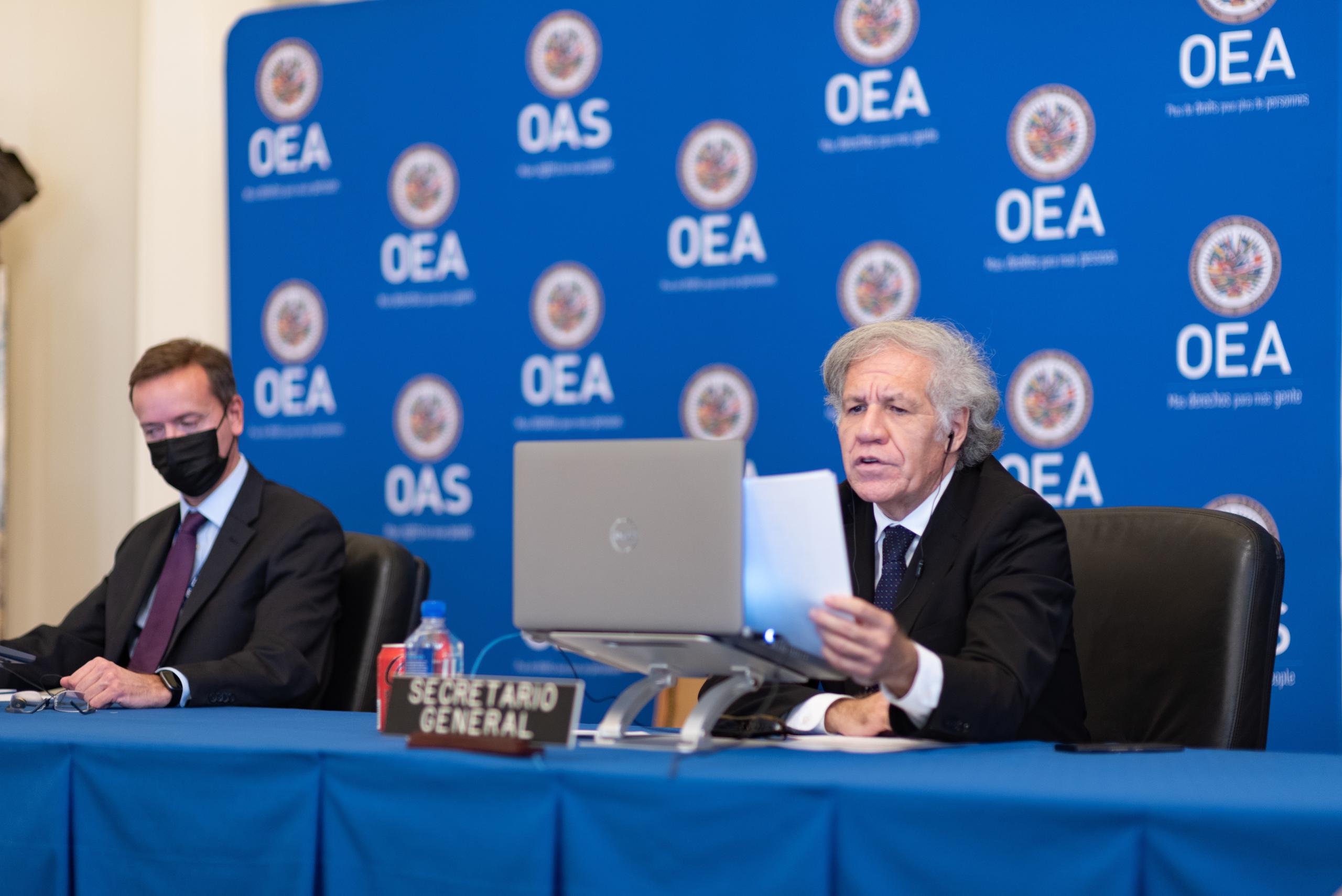 El secretario general de la OEA, Luis Almagro (derecha), dirigió la asamblea general, que se realizó de modo virtual.