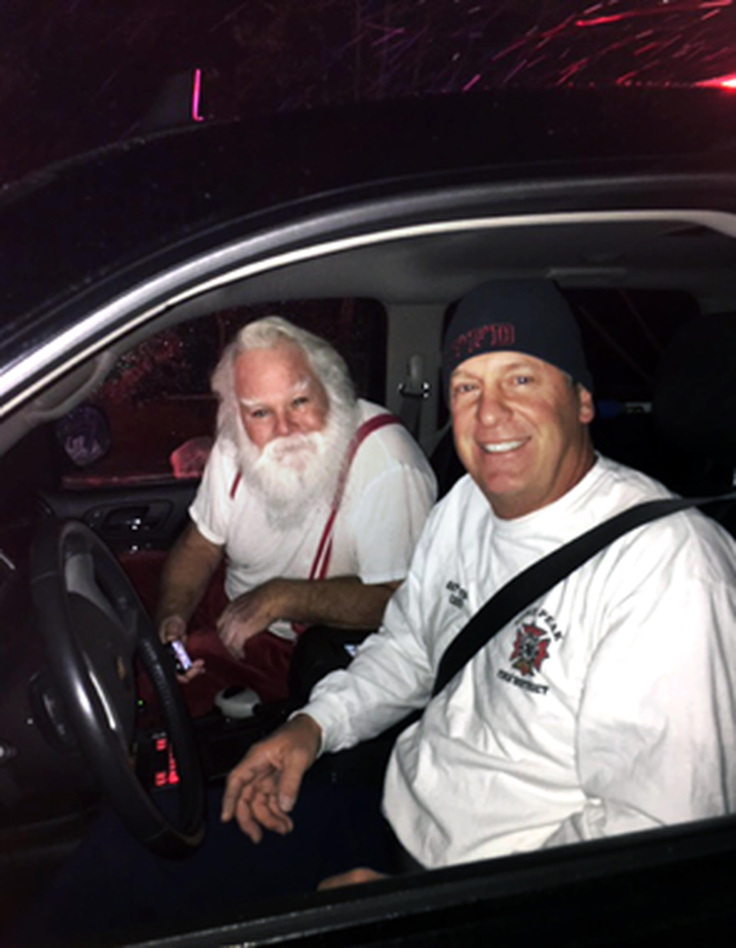 McRae informó que ha trabajado durante muchas festividades, pero que nunca había tenido la oportunidad de salvar a Santa Claus. (Lt. Dustin Mitchell/Lone Peak Fire District via AP)
