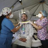 Hospital en Bogotá usa cascos ‘burbuja’ en pacientes COVID-19