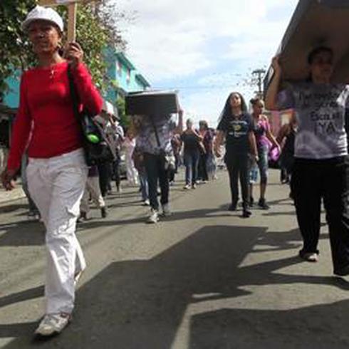 Marchan en contra de la violencia doméstica en Río Piedras