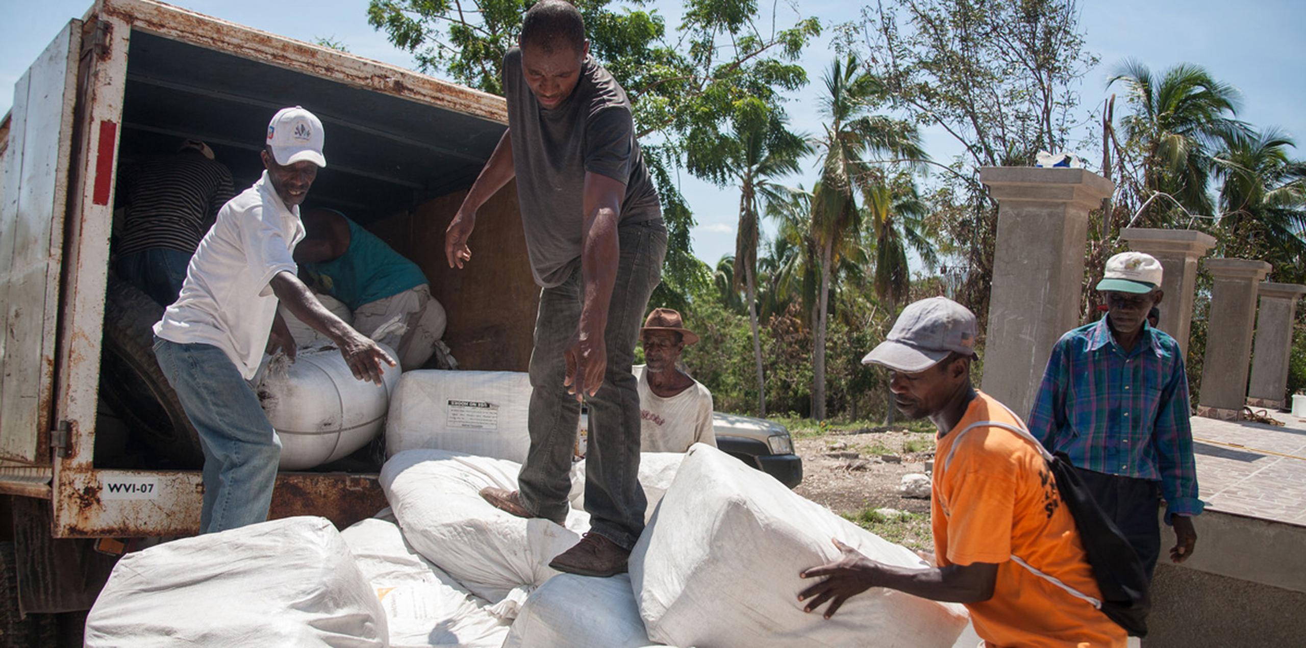 Los haitianos se ayudan unos a otros para recuperar la apariencia que tenían sus vidas antes del meteoro al tiempo que esperan la llegada de más ayudas.(EFE)
