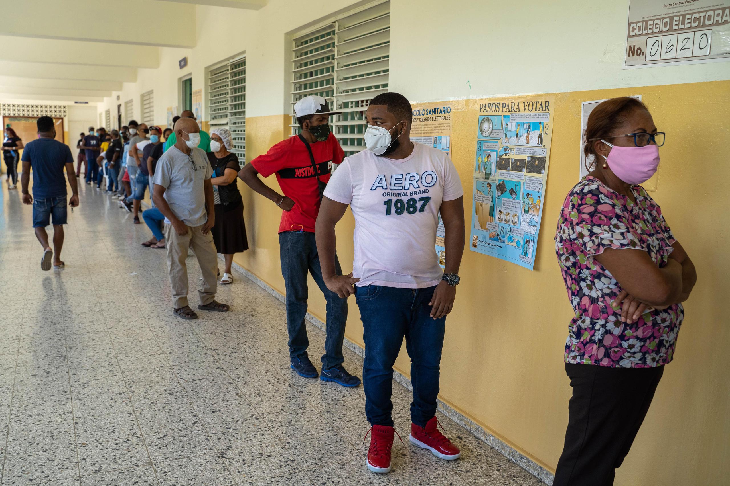 Unos 7.5 millones de dominicanos están habilitados para ejercer el voto en 4,326 recintos electorales.