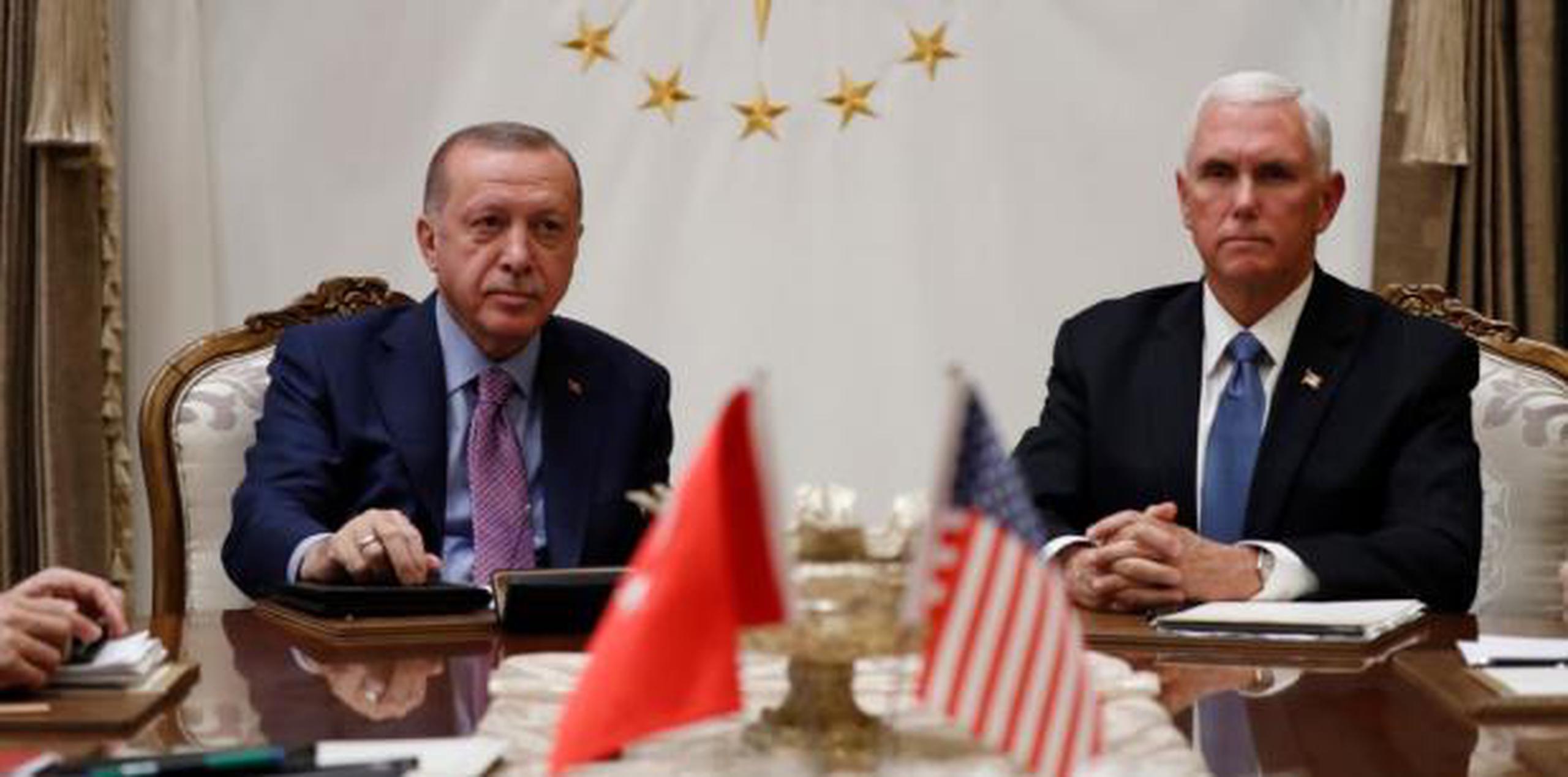 El vicepresidente de Estados Unidos, Mike Pence se reunió con el presidente de Turquía Ayyip Erdogan. (AP)