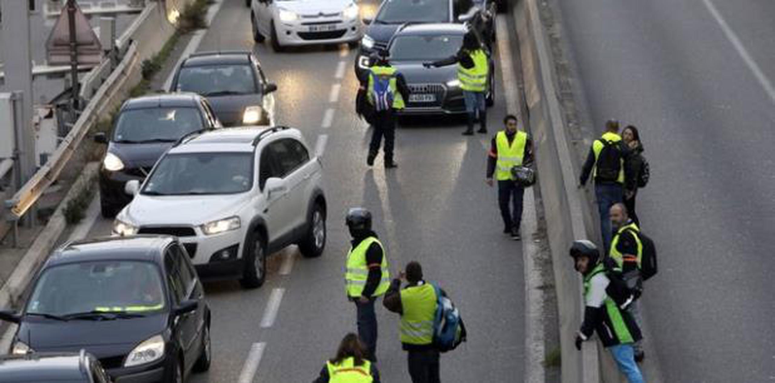 Numerosos policías franceses fueron activados en medio de las protestas. (AP)