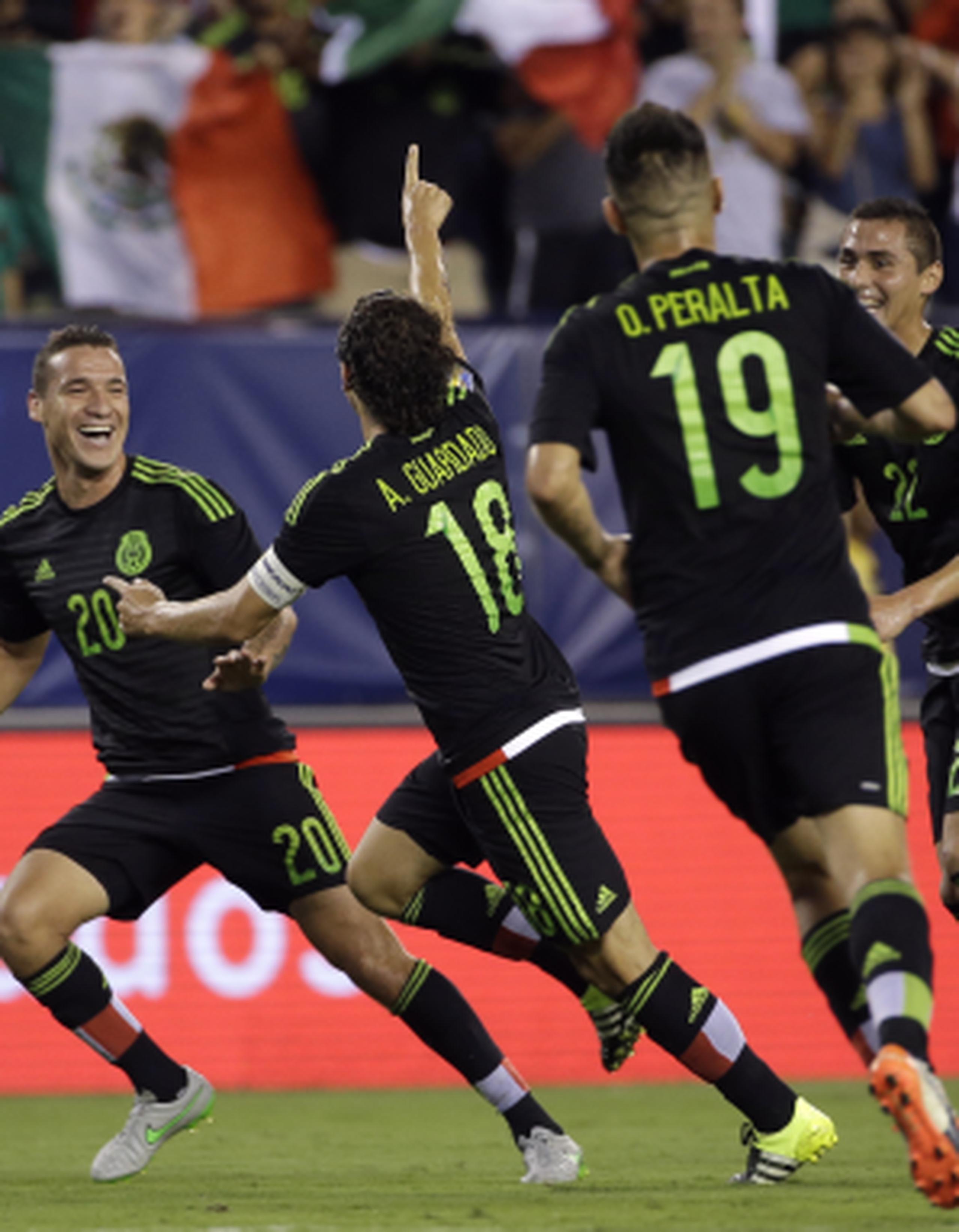 Andrés Guardado, con el número18, celebra con sus compañeros gol que abrió el camino para la coronación de México. (AP / Michael Perez)