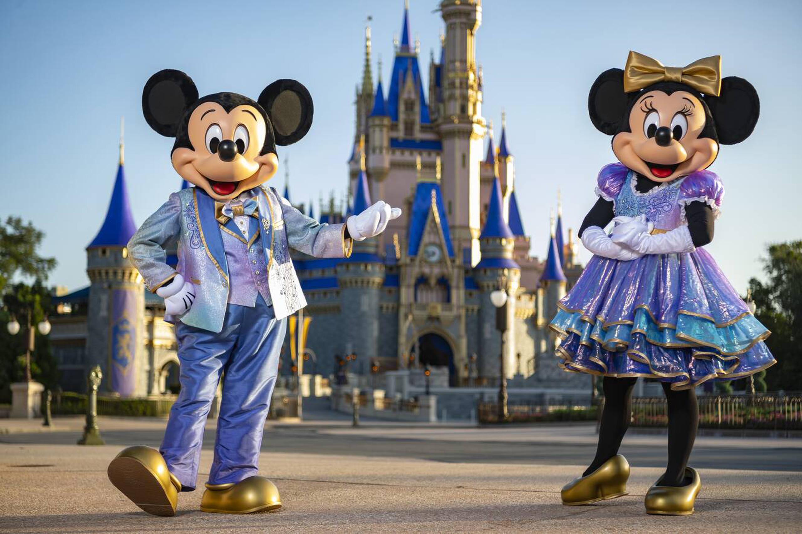 Los personajes, incluidos los anfitriones "Mickey" y "Minnie", llevarán vestuarios en tonos tornasol.