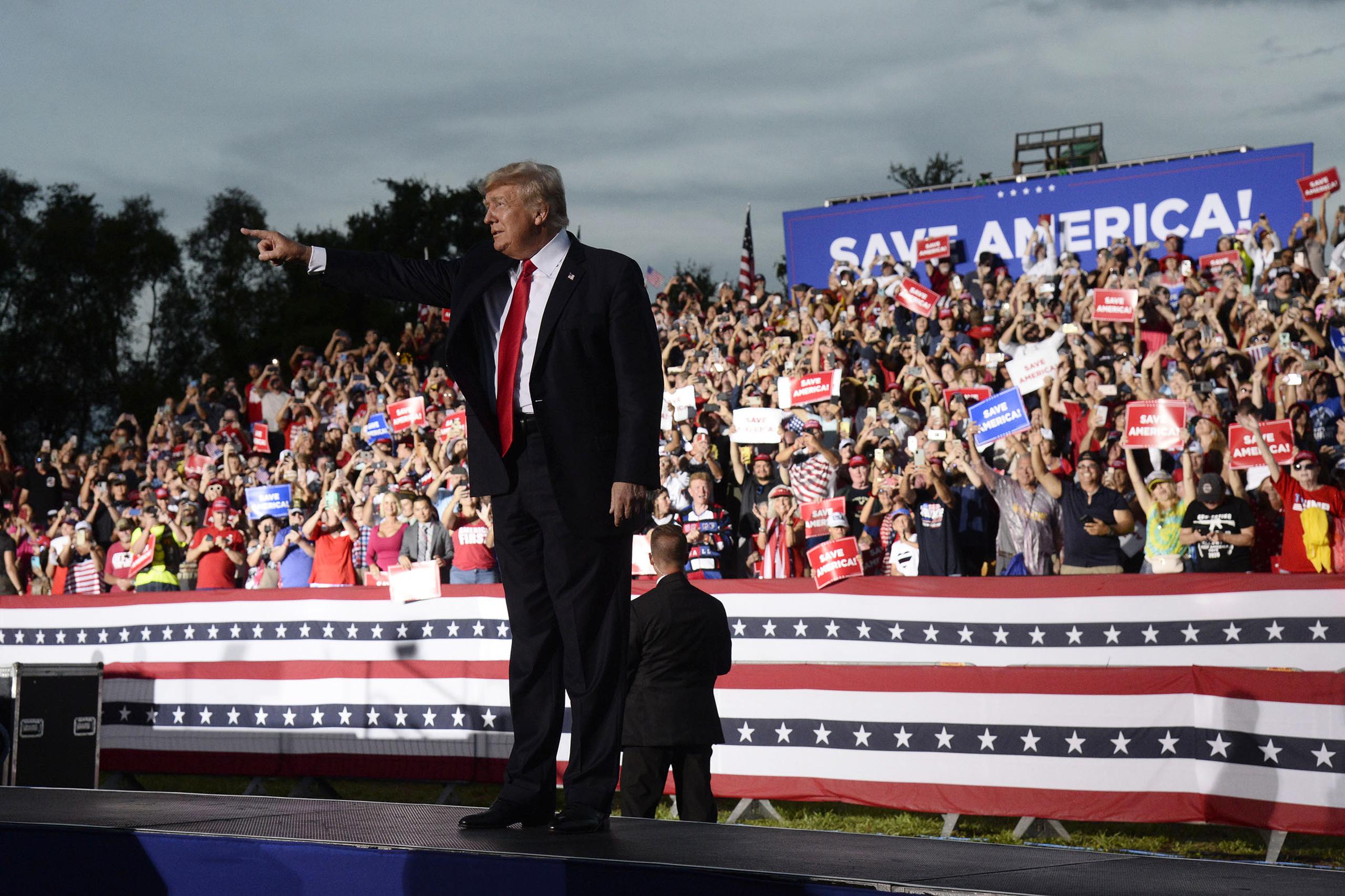 El expresidente Donald Trump camina por el escenario durante un mitin en el Sarasota Fairgrounds, de Sarasota, Florida.