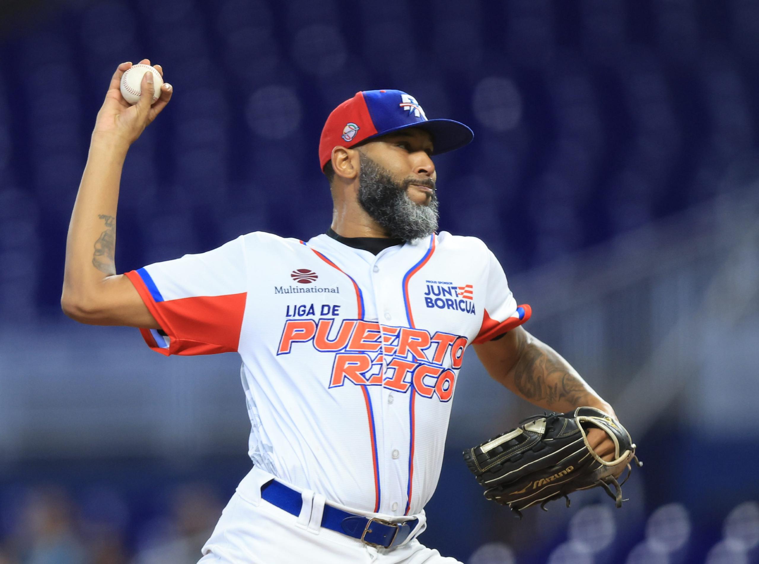 El abridor derecho de los Criollos de Puerto Rico, Daryl Thompson, lanzando frente a los Suns de Curazao en la Serie del Caribe.