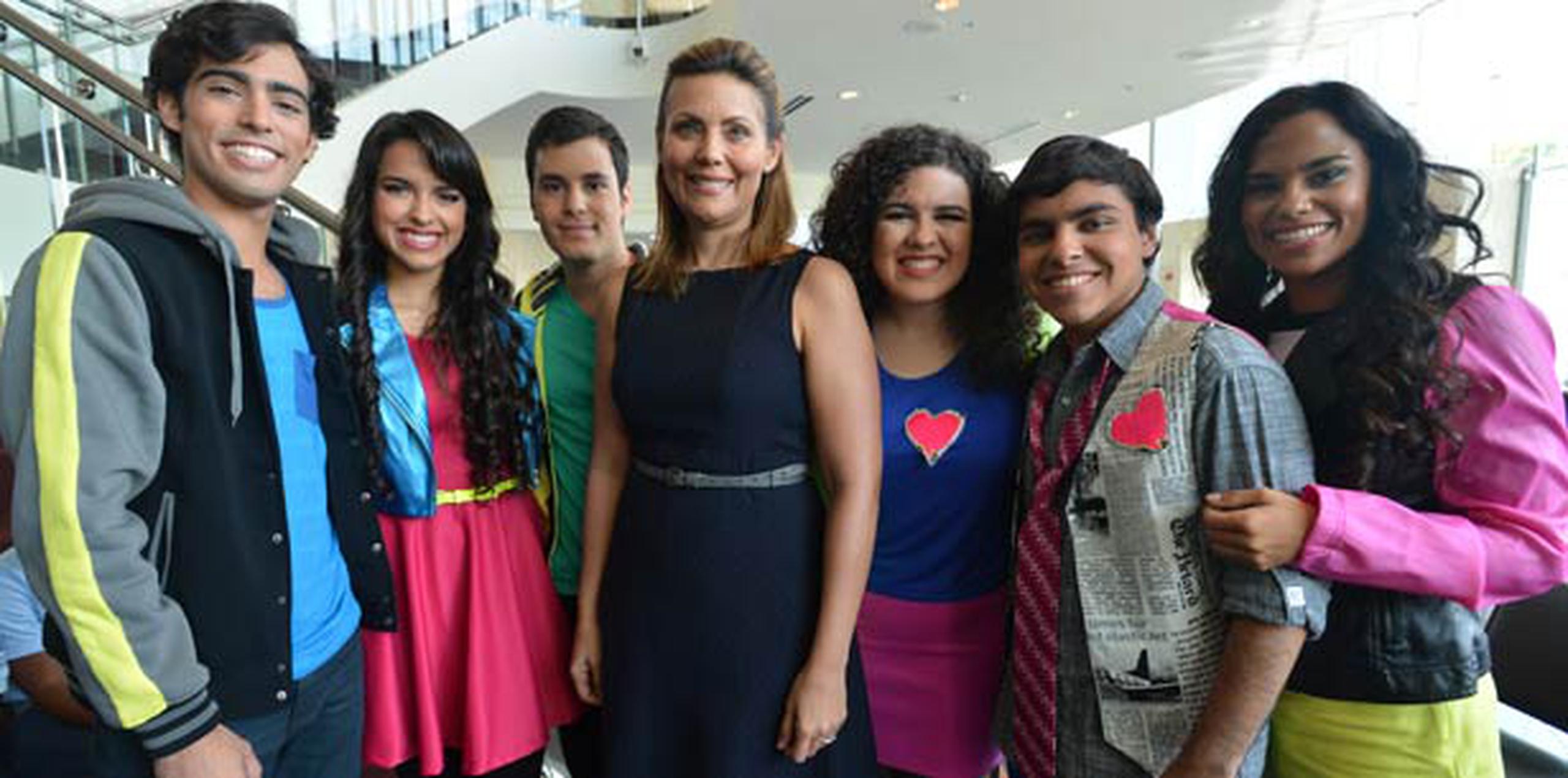 Los integrantes de la pieza, junto con la primera dama, durante el anuncio de esta producción  para estudiantes. (jrodriguez1 @gfrmedia.com)
