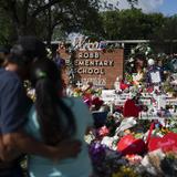 Masacre en Texas: Divulgan imagen de agentes armados esperando en el pasillo de la escuela