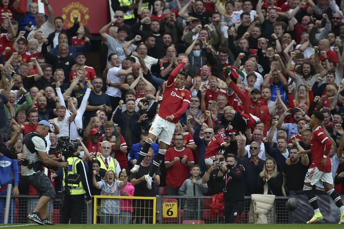 El portugués Cristiano Ronaldo, del Manchester United, festeja luego de anotar el segundo triunfo en el partido que marcó su retorno, el sábado 11 de septiembre de 2021, ante Newcastle.