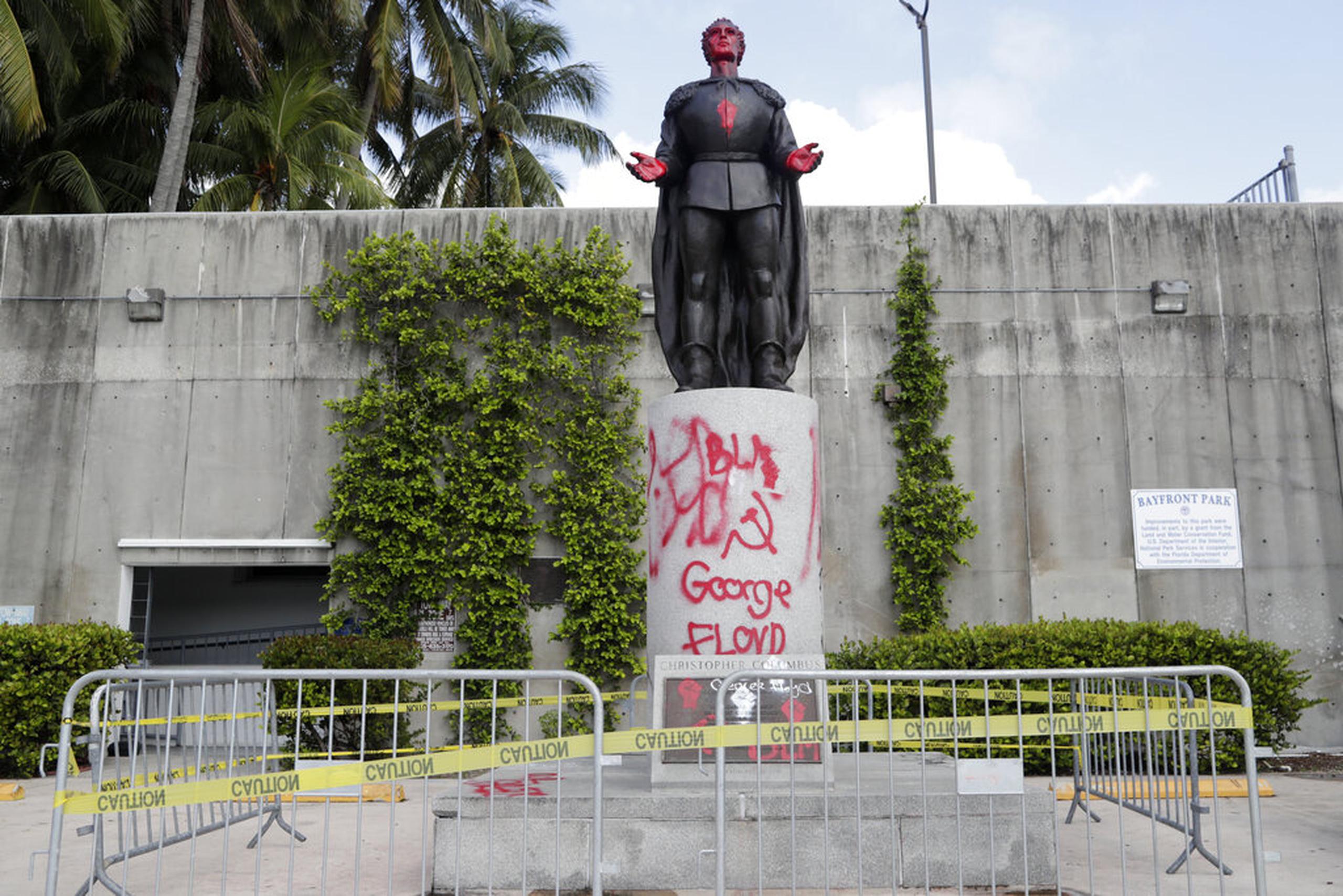 La estatua de Cristóbal Colón en el parque Bayford de Miami aparece con inscripciones el jueves 11 de junio de 2020.