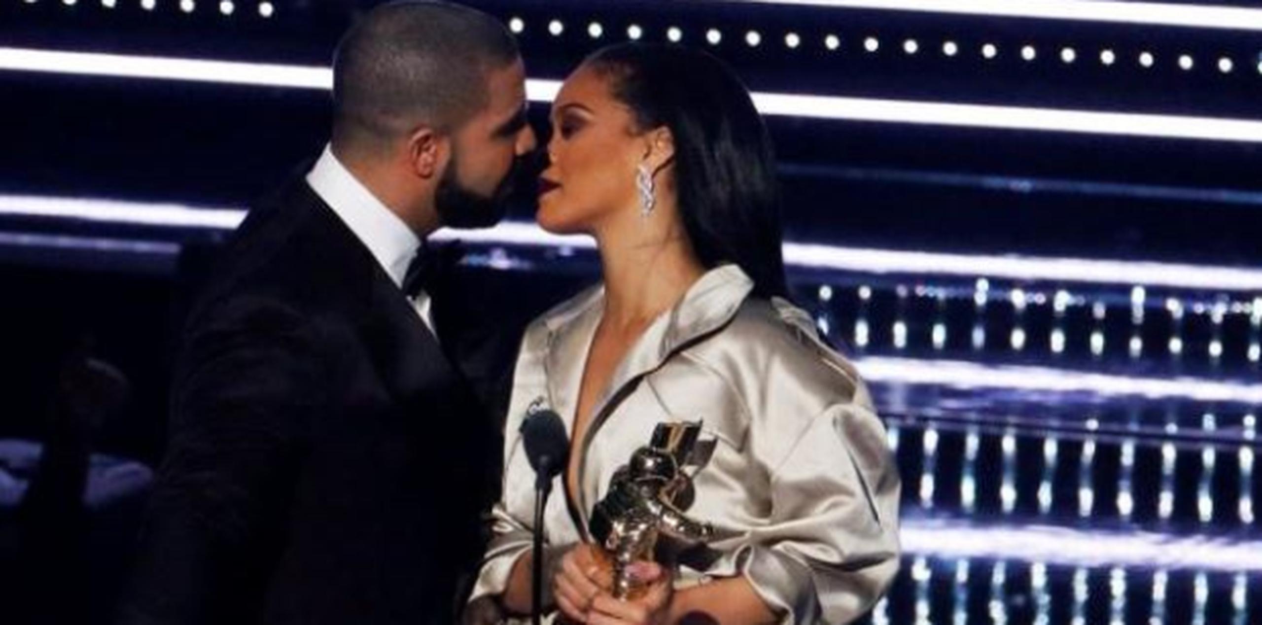 Drake le confesó su amor a Rihanna en la pasada entrega de los VMA's. (Archivo)
