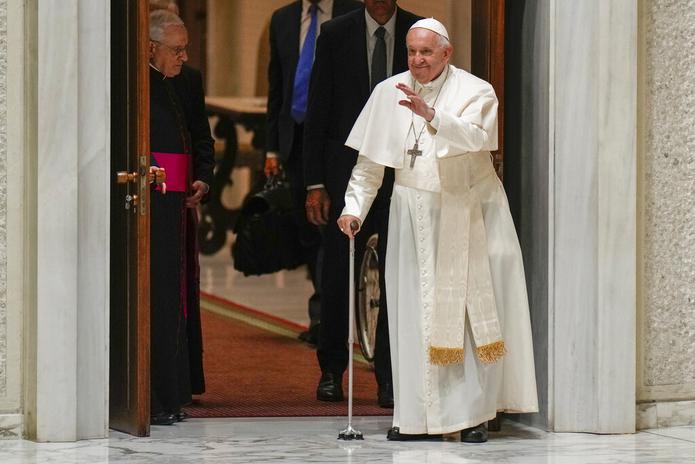 El papa Francisco llega para una reunión con miembros de la comunidad del Camino Neocatecumenal, en el salón del Papa Pablo VI en el Vaticano, el 27 de junio de 2022.