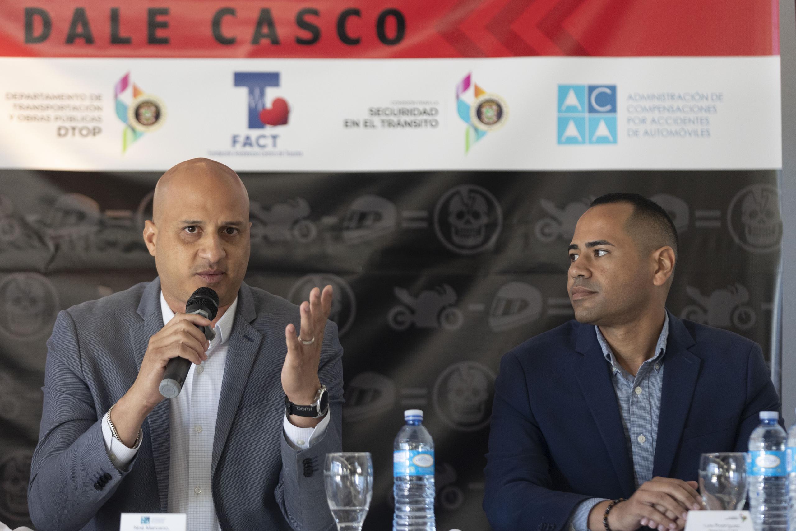 El director ejecutivo de la ACAA, Noé Marcano (a la izquierda), junto al jefe de la Comisión para la Seguridad en el Tránsito, Luis Rodríguez (a la derecha), presentaron la campaña "Dale Casco".