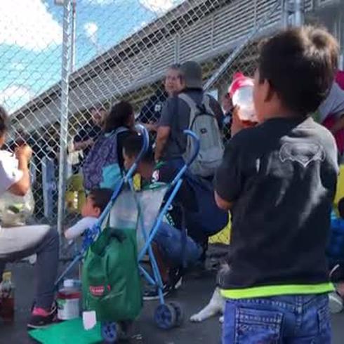 Migrantes provocan cierre de puente fronterizo en México