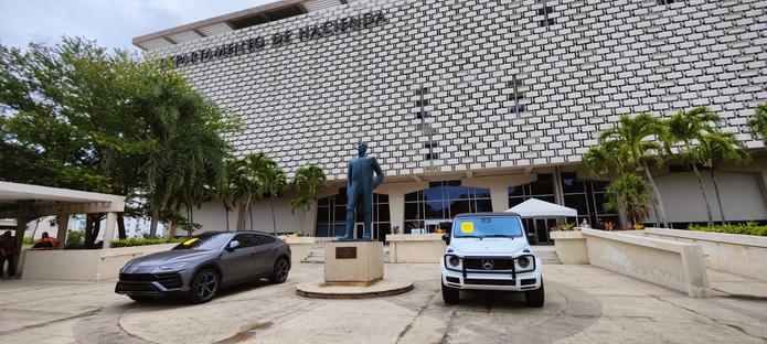 Los vehículos embargados -una guagua Lamborghini Urus y otra guagua Mercedes Benz G 550- fueron retratados frente al edificio del Departamento de Hacienda en San Juan.