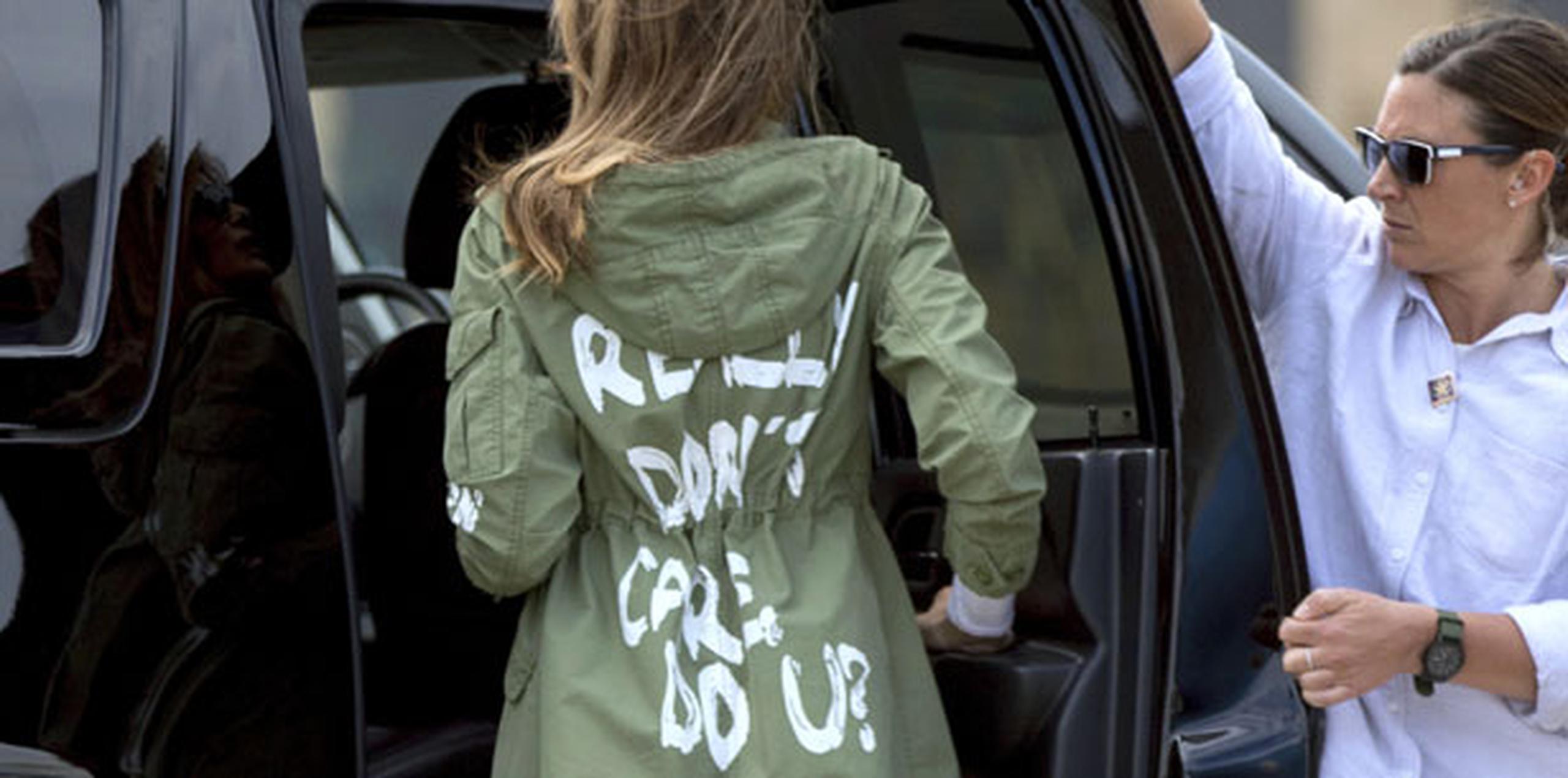 La chaqueta militar verde con capucha tenía las palabras escritas al estilo graffiti en la parte posterior. (AP)