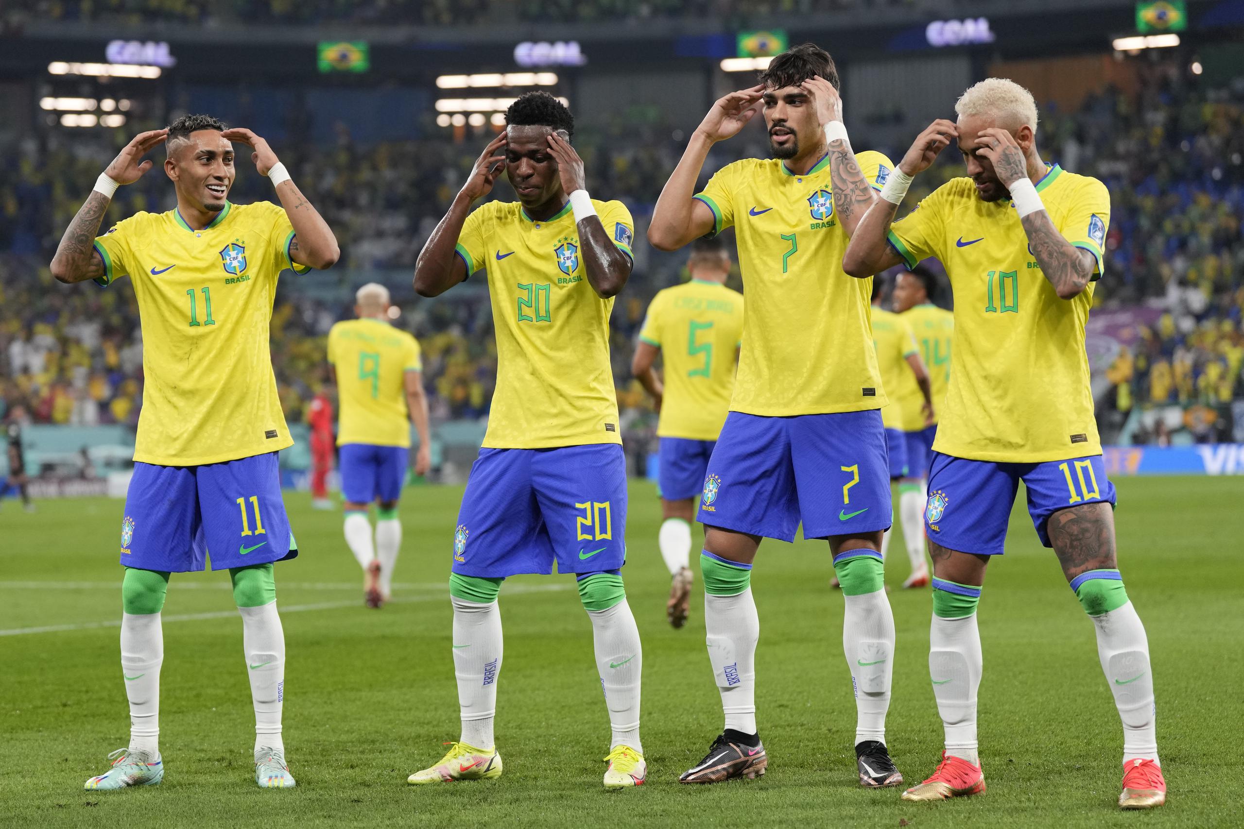 Vinicius Junior (20) celebra con un baile junto a compañeros de equipo de Brasil luego de anotar el primero de cuatro goles contra Corea.
