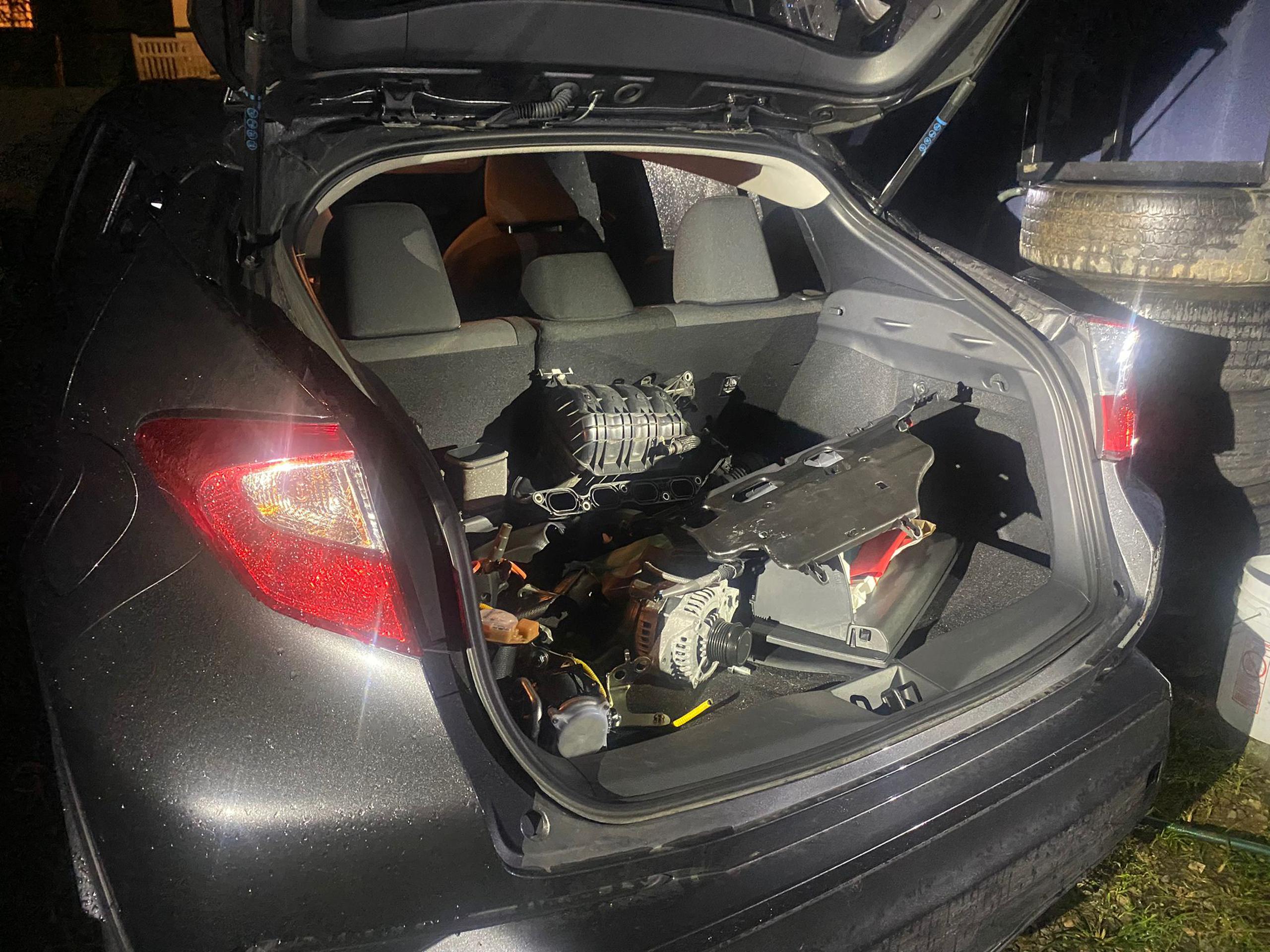 Los agentes de la División de Vehículos Hurtados de Bayamón recuperaron piezas y automóviles robados, en el barrio Ortiz en Toa Alta.