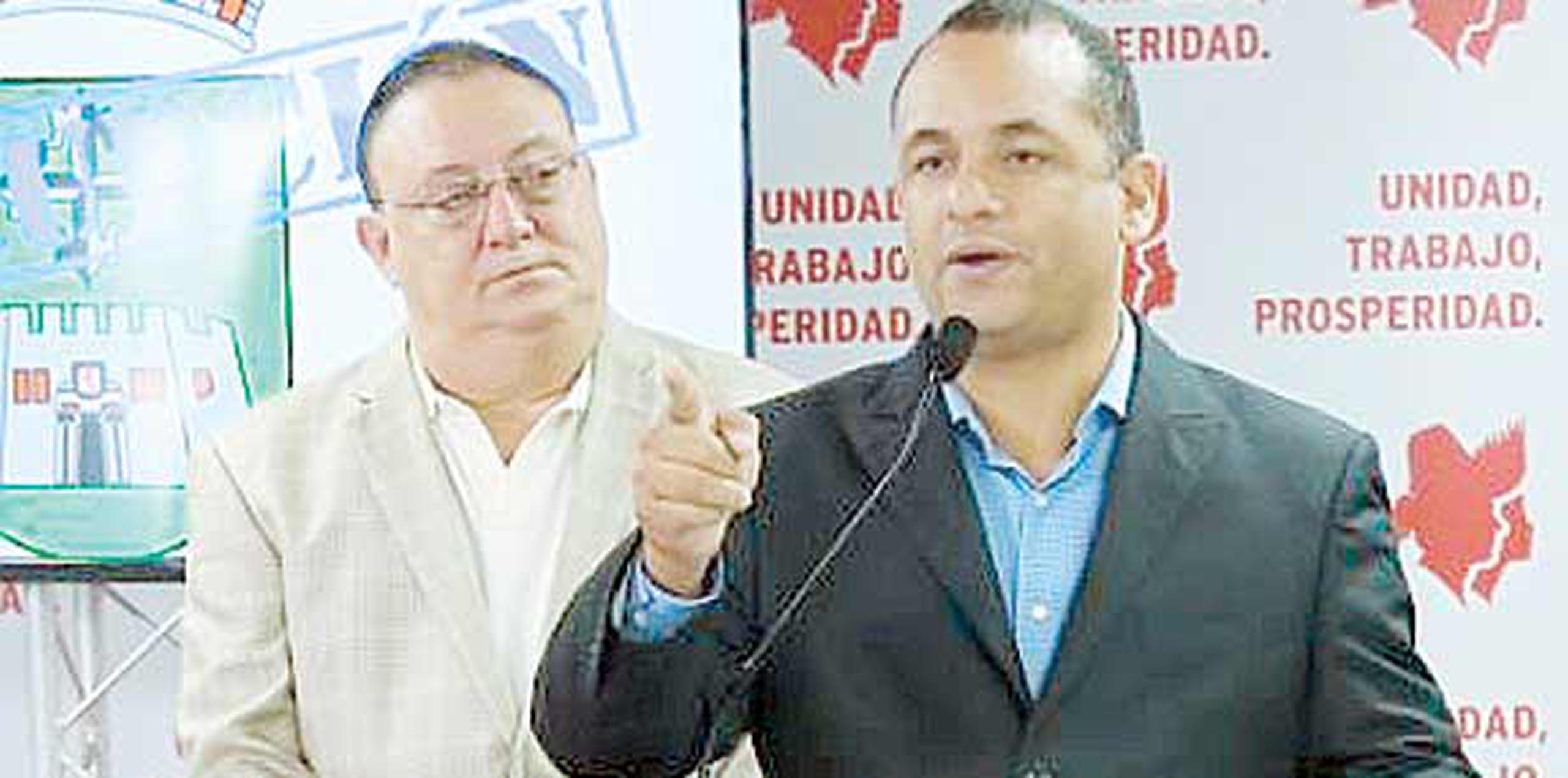 El candidato a alcalde de Guaynabo, Ricardo “Richie” Vicéns Salgado (atrás), presentó querellas en las oficinas de Ética Gubernamental y del Contralor. (Suministrada)