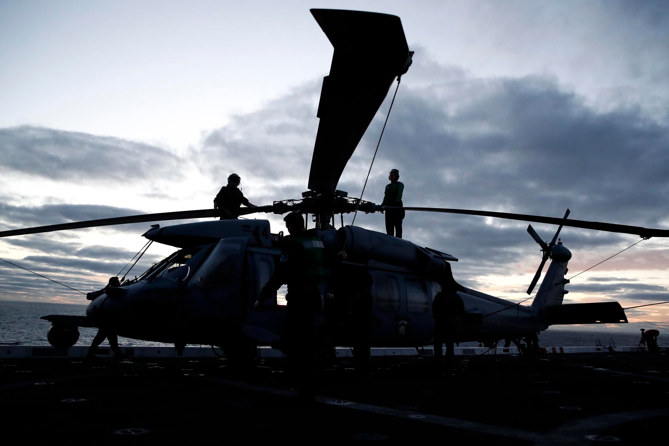 Los aviadores de la Marina del U.S.S. Portland (LPD 27) preparan helicópteros MH-60 para volar como parte de la operación de recuperación de la cápsula Orion frente a la costa de Baja California, México, el 11 de diciembre de 2022. (EFE/EPA/Caroline Brehman)
