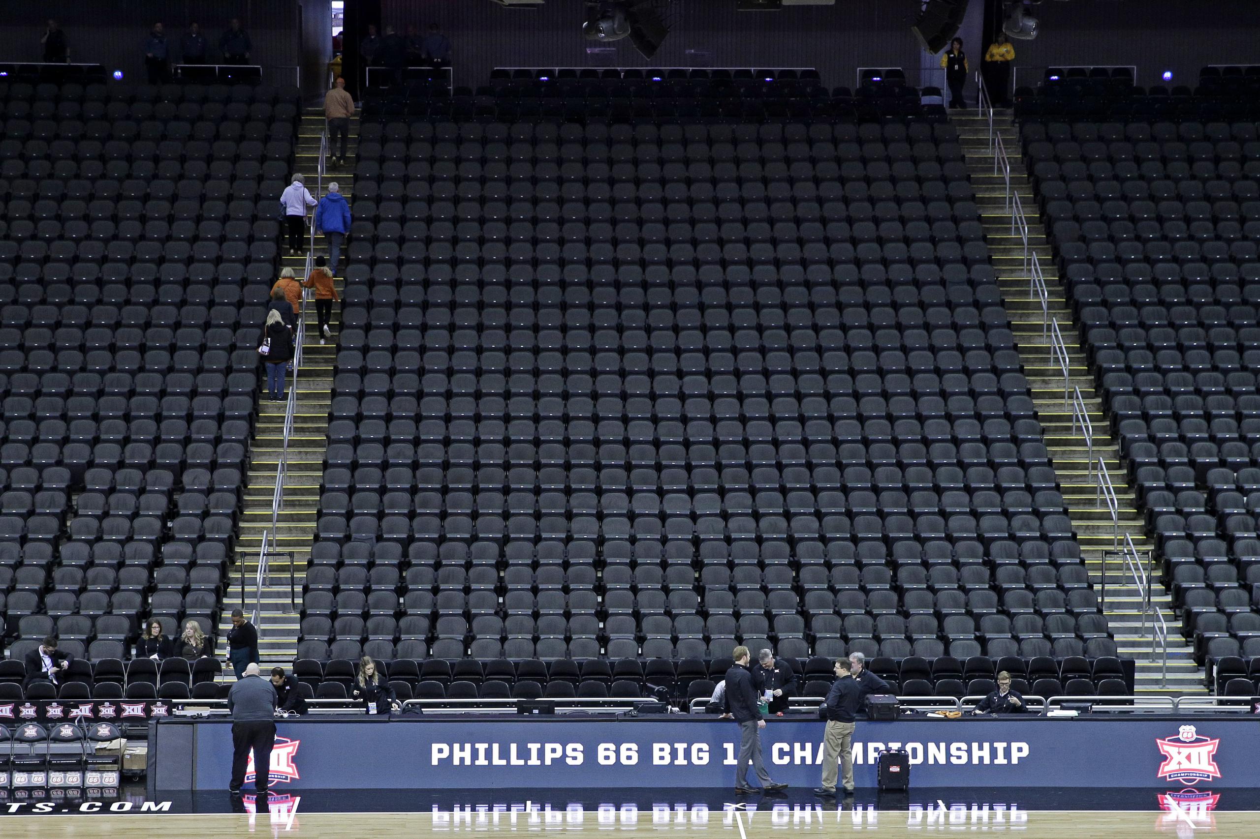 Fanáticos abandonan el Sprint Center  de Kansas City, luego de que fuera cancelada la temporada de baloncesto de la NCAA.
