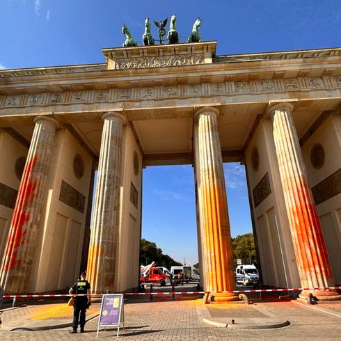 Caótico vandalismo en la Puerta de Brandeburgo