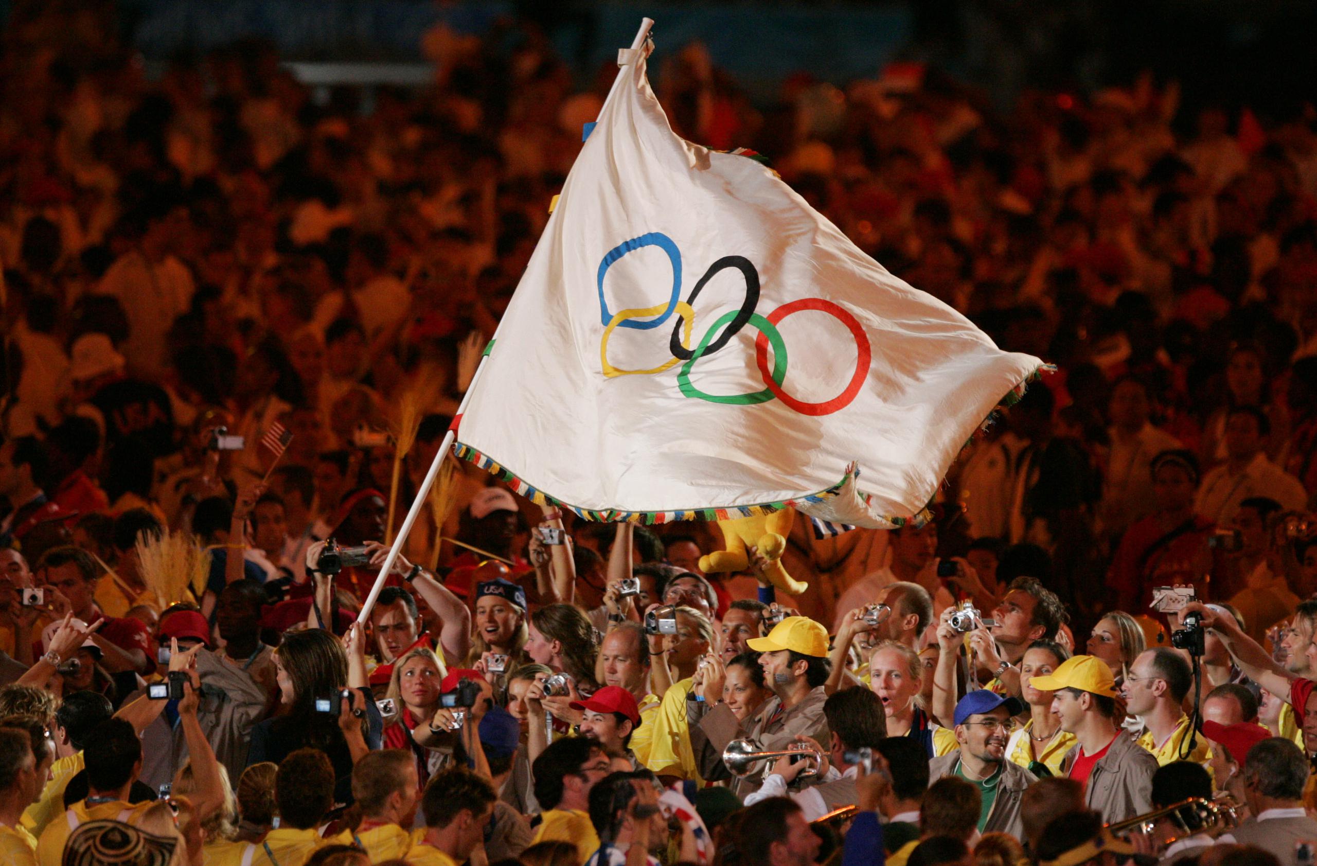 Los anillos de la bandera olímpica simbolizan los cinco continentes del mundo entrelazados por el olimpismo.