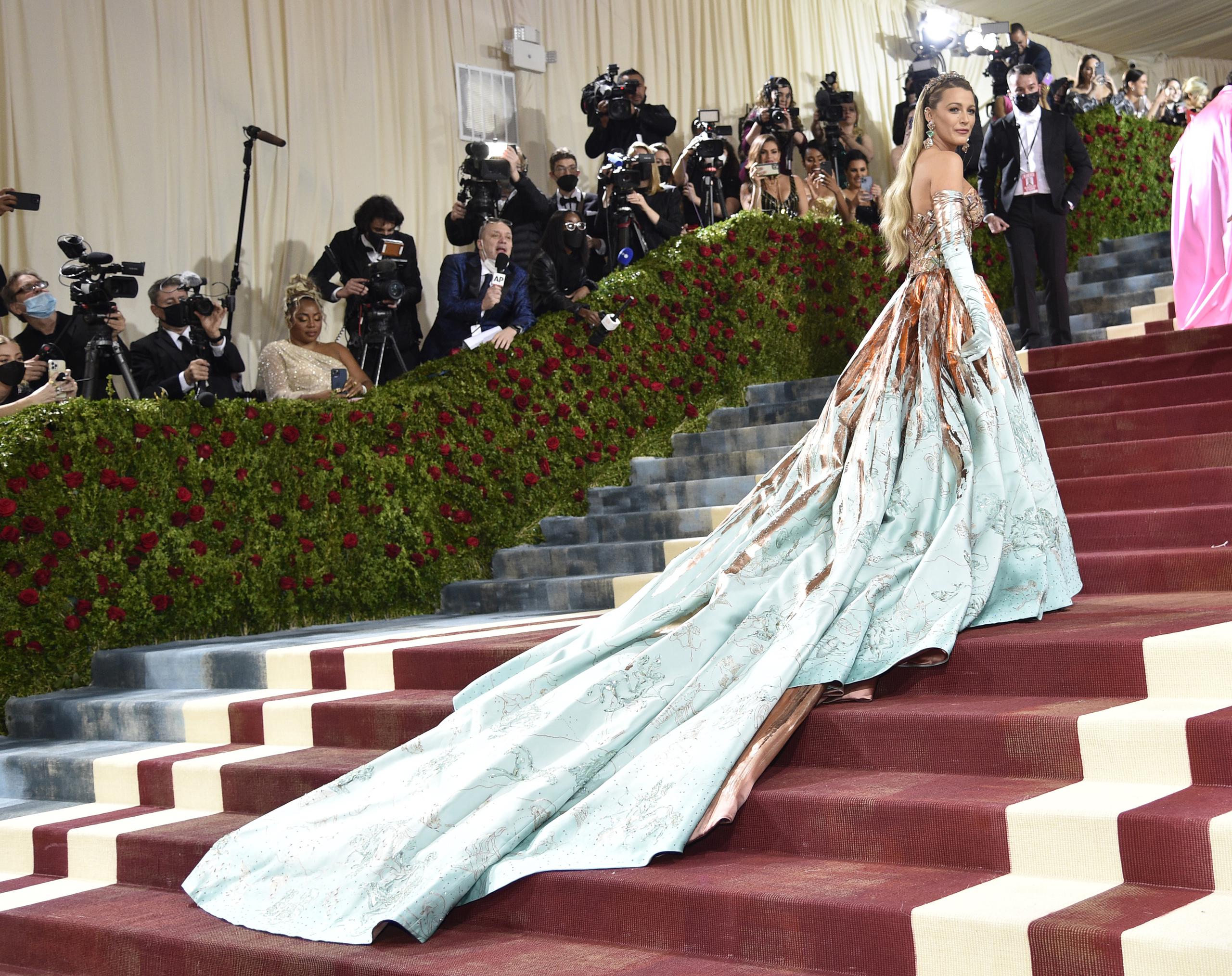 Luego de posar por primera vez a su llegada a la gala, la actriz Blake Lively sorprendió cuando transformó su vestido de la firma Versace en otro "look" ante los ojos de los fanáticos.