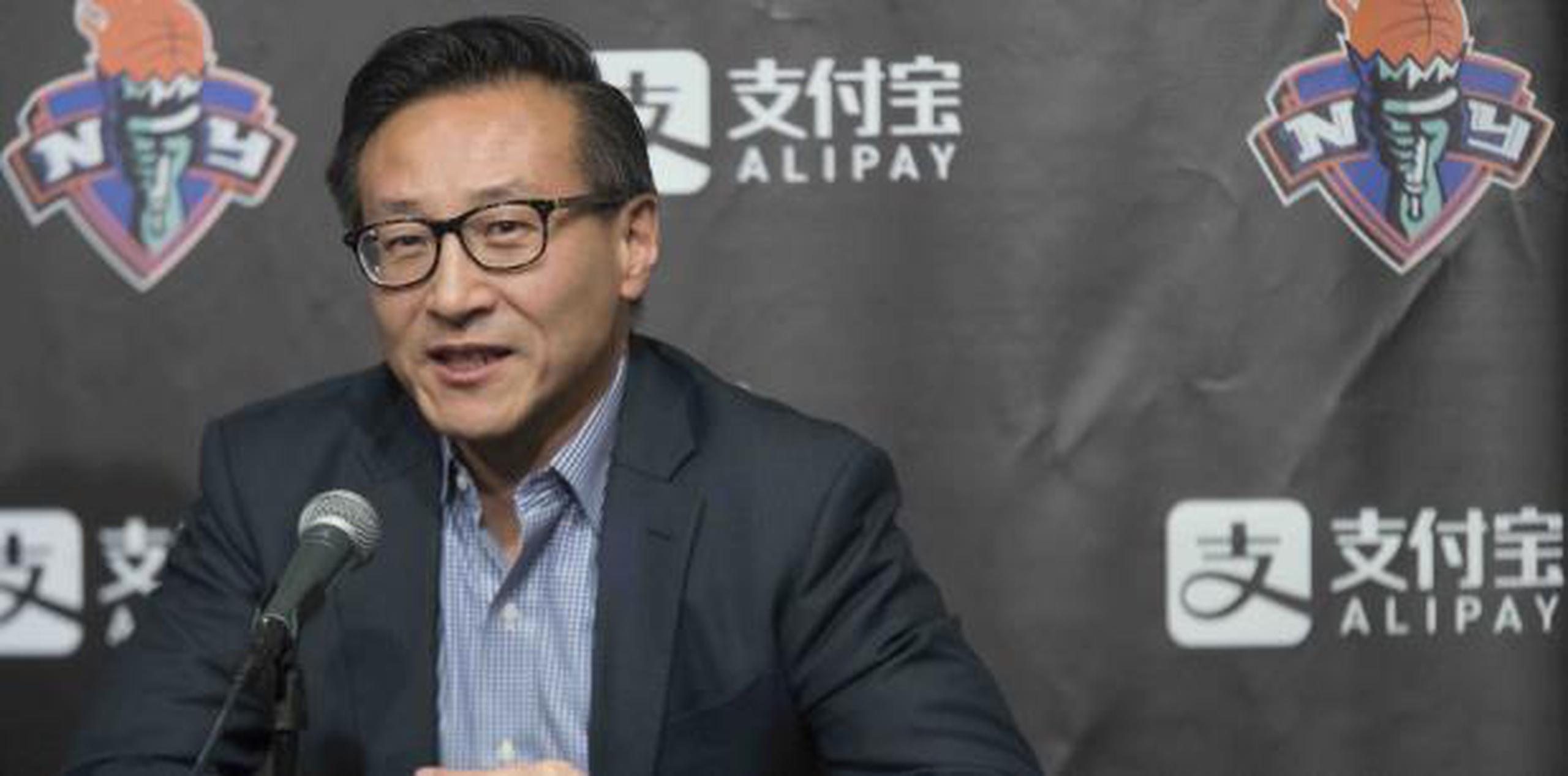 Joe Tsai pagará 2,350 millones por los Nets y casi 1,000 millones por la arena deportiva. (AP /Mary Altaffer)