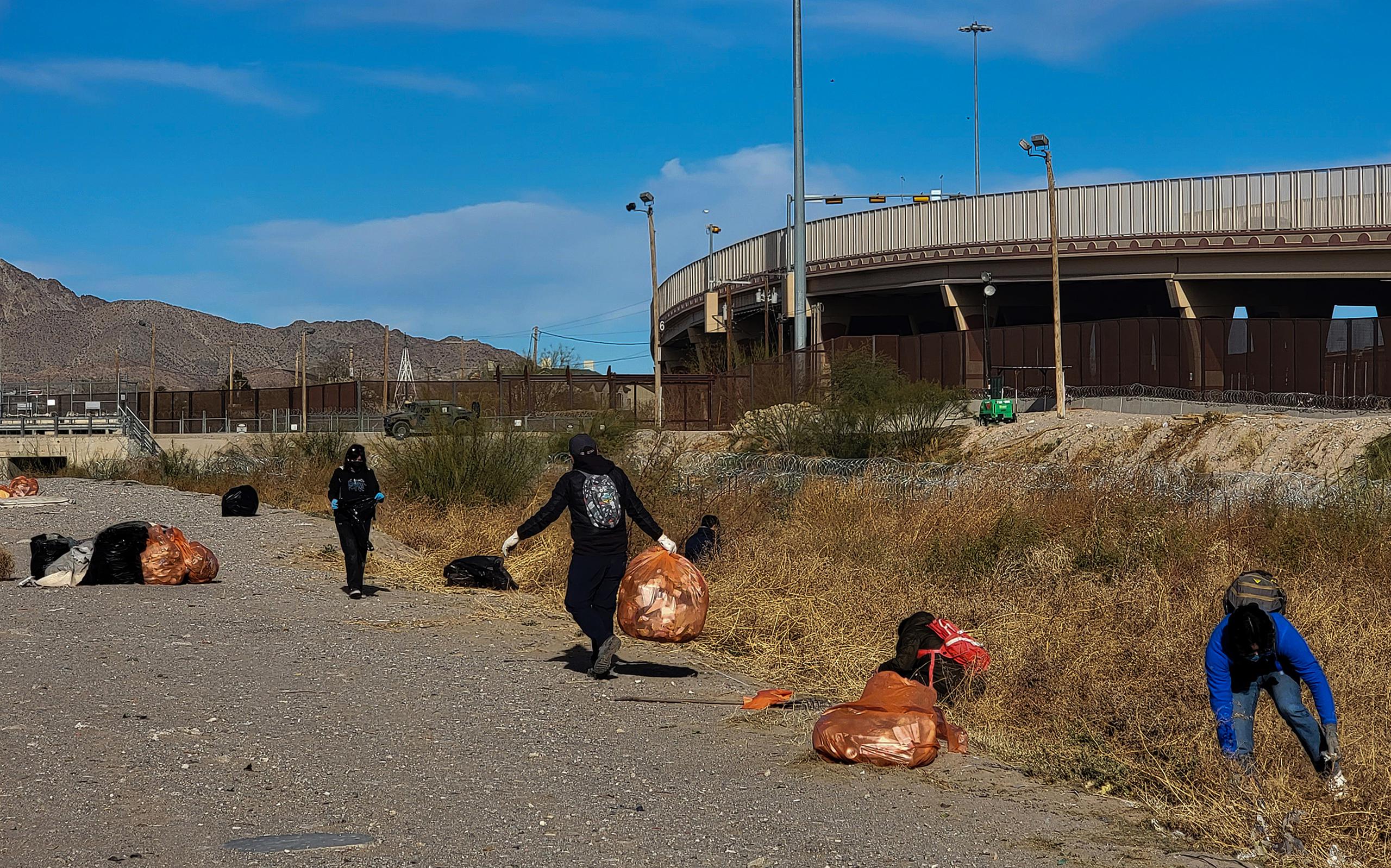 Integrantes del colectivo 'Sierra de Juárez' participaron en la jornada de limpieza a orillas del río Bravo, en Ciudad Juárez, Chihuahua, México.