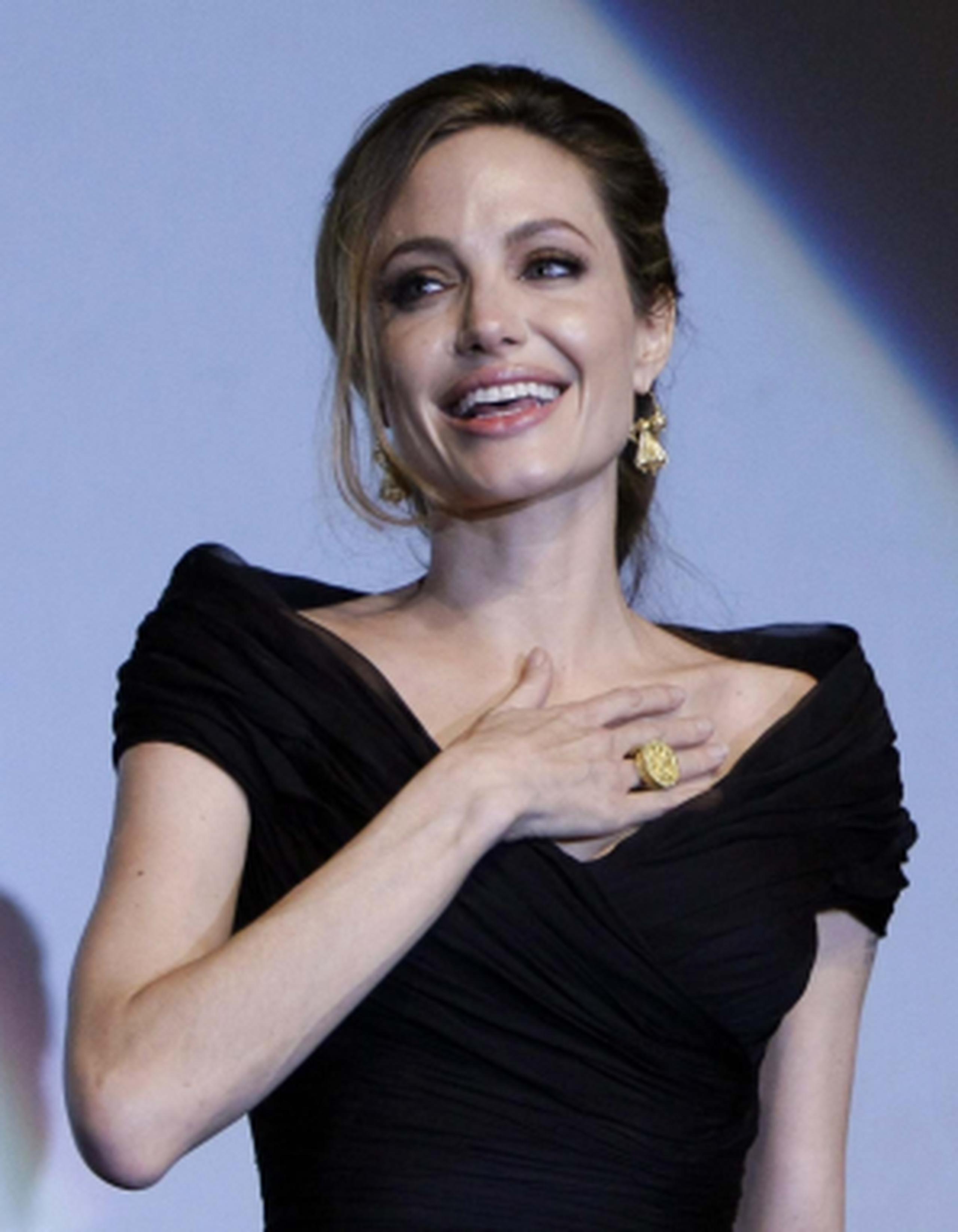 Angelina Jolie confesó en la carta abierta publicada hoy que entre febrero y abril de este año se sometió a varios procedimientos para extirpar sus mamas para prevenir que se desarrollara un cáncer. (AP)