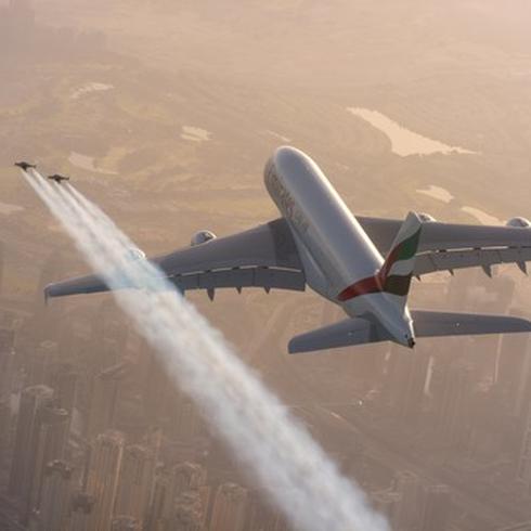 “Hombres jet” vuelan junto a un Airbus A380
