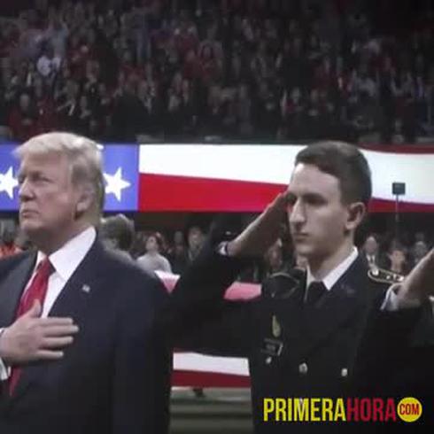Trump protagoniza un papelón durante el himno de Estados Unidos