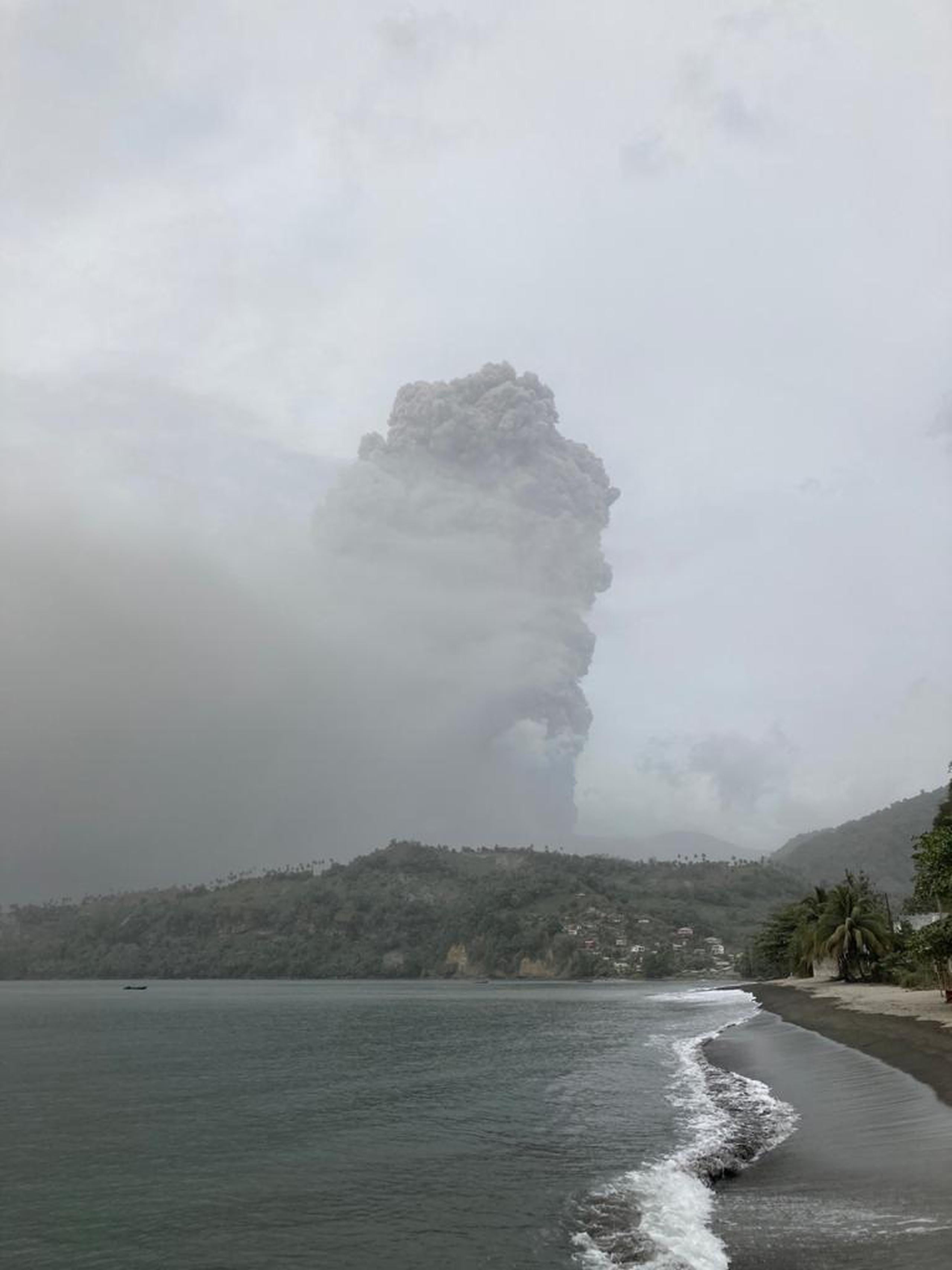 La UWI detalló que la erupción de hoy estuvo precedida de “actividad sísmica” con períodos continuos y breves de movimientos sísmicos.