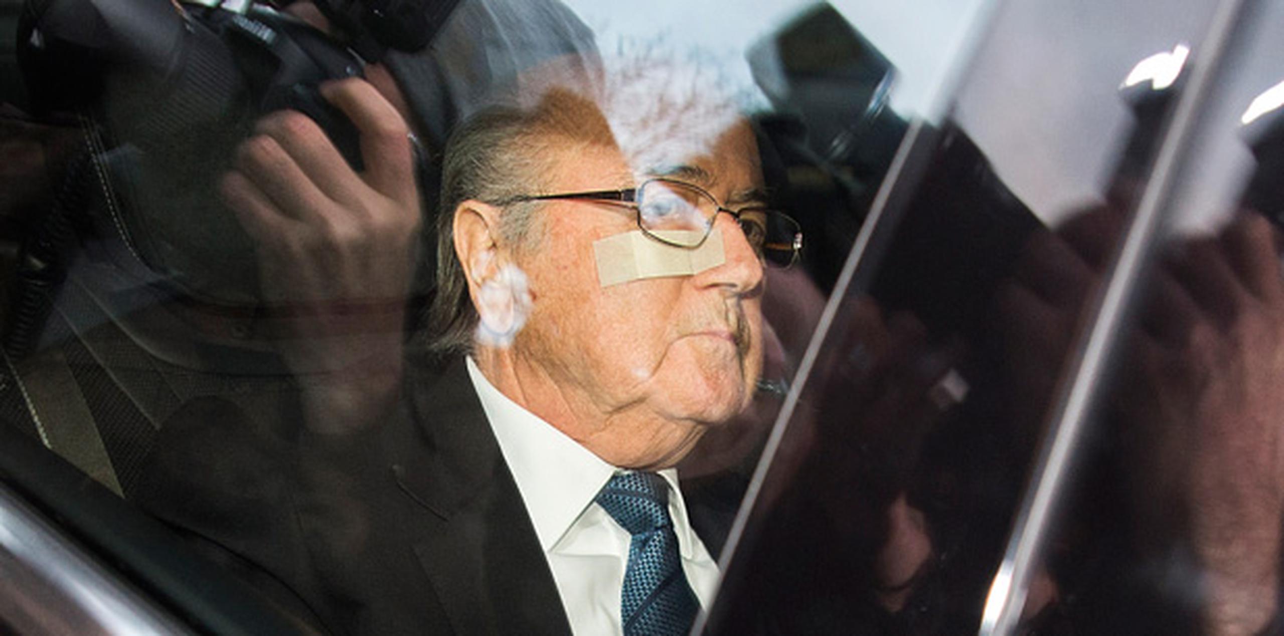 Blatter fue clave en la formación en 2012 de un comité de ética más duro e independiente y que, según afirma ahora, carece de competencia para destituir al presidente electo. (AP)