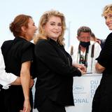Deneuve regresa radiante a Cannes