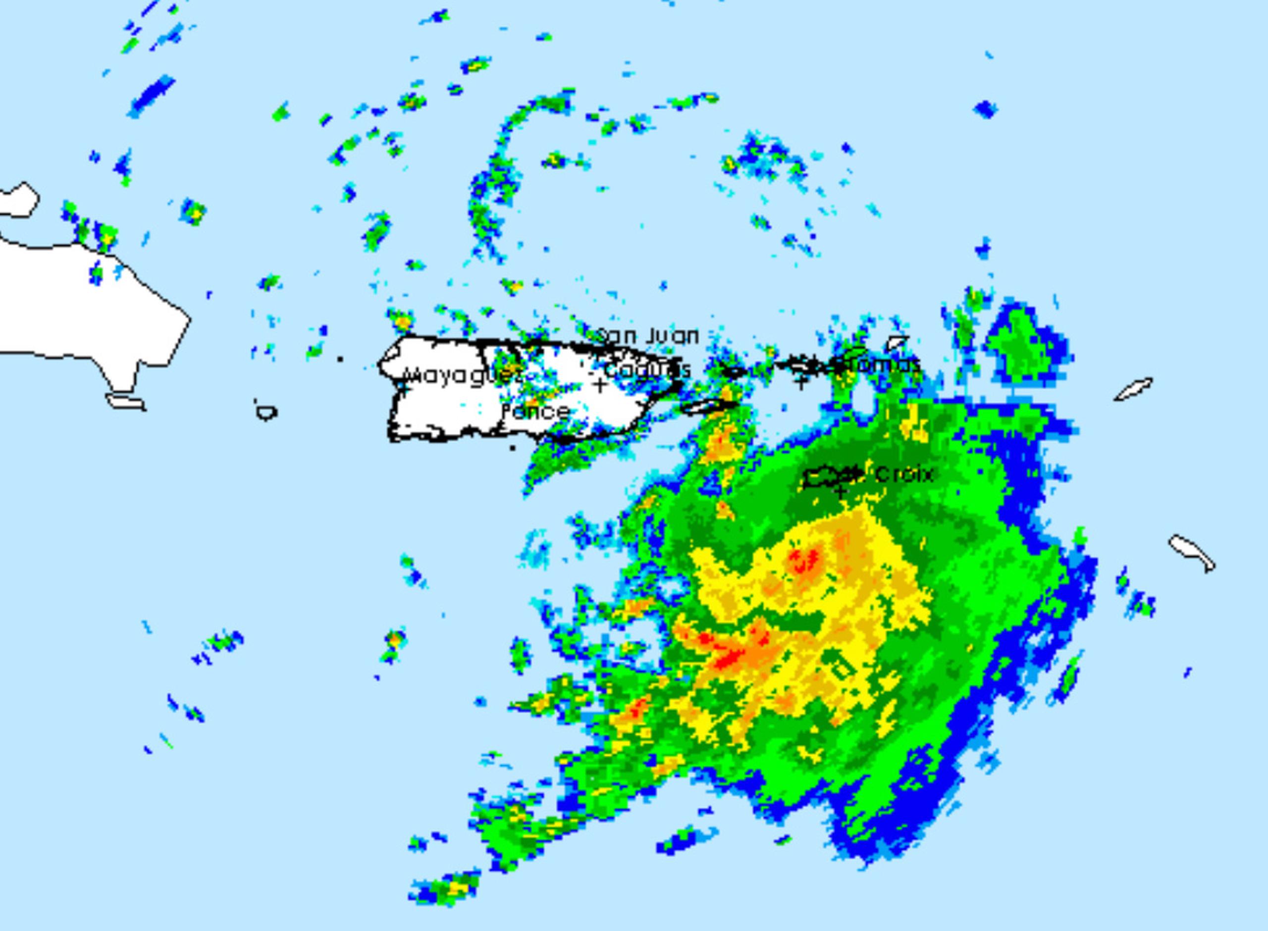 El centro de la tormenta tropical Laura se encuentra al sur de Vieques como se puede ver en las imágenes del radar Doppler.