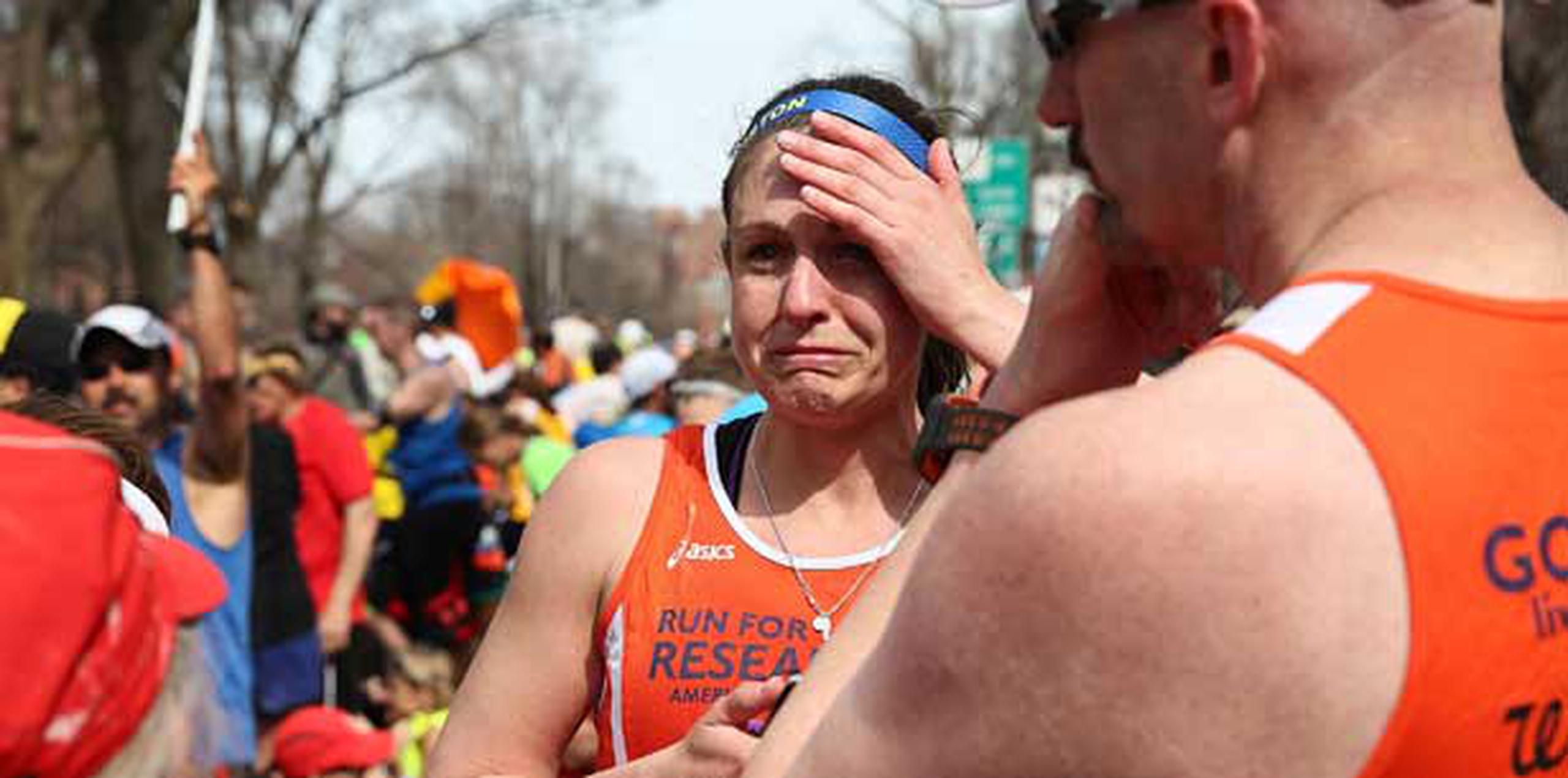 Una corredora del maratón de Boston no puede contener la emoción al enterarse de la tragedia. (Alex Trautwig/Getty Images/AFP)