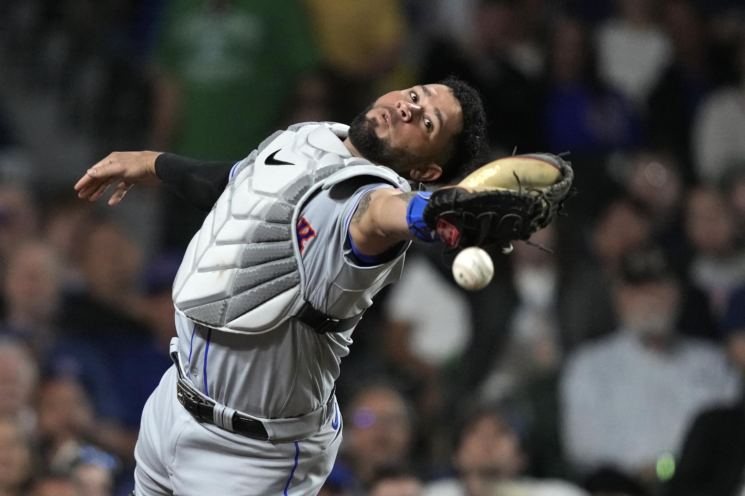 El dominicano Gary Sánchez, de los Mets de Nueva York, no logra atrapar un elevado en el juego del martes 23 de mayo de 2023, ante los Cachorros de Chicago.