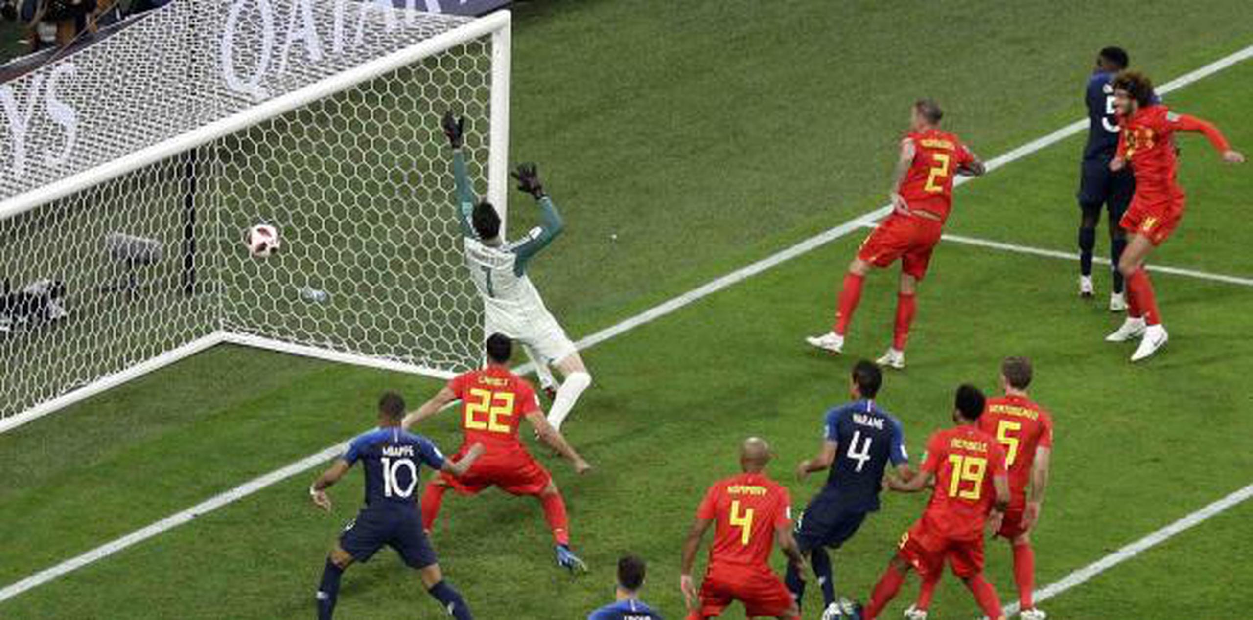 El francés Samuel Umtiti (segundo a la derecha) marca el primer gol de su equipo ante Bélgica en la semifinal del Mundial en San Petersburgo. (AP)