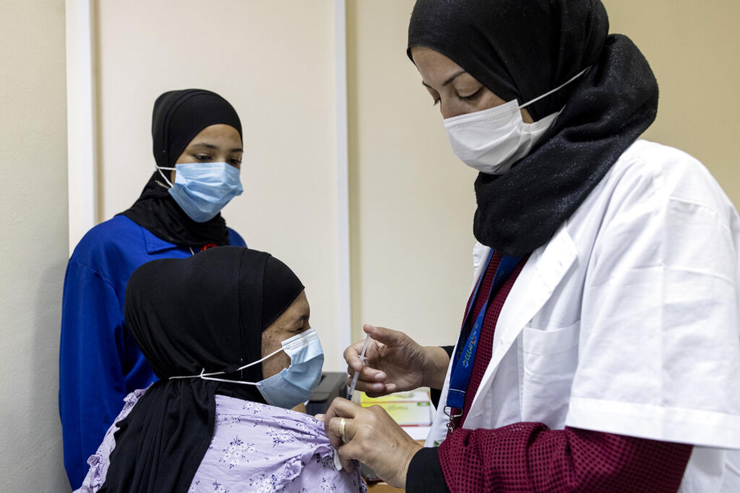 Una adolescente recibe una vacuna de refuerzo contra el coronavirus en un centro médico en la ciudad beduina de Rahat, en el sur de Negev, Israel, 16 de agosto de 2021.